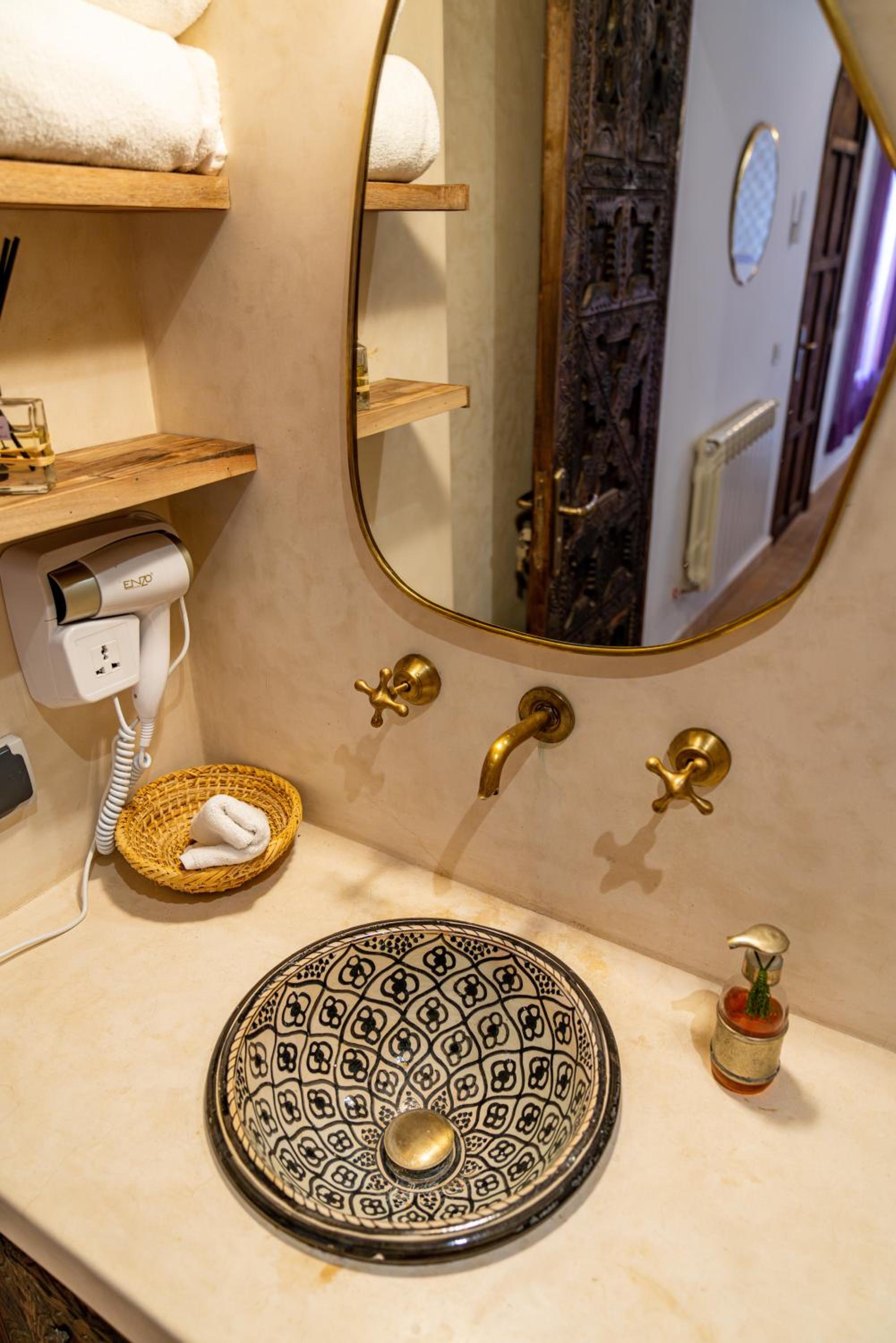 Superior Suite - Photo 9