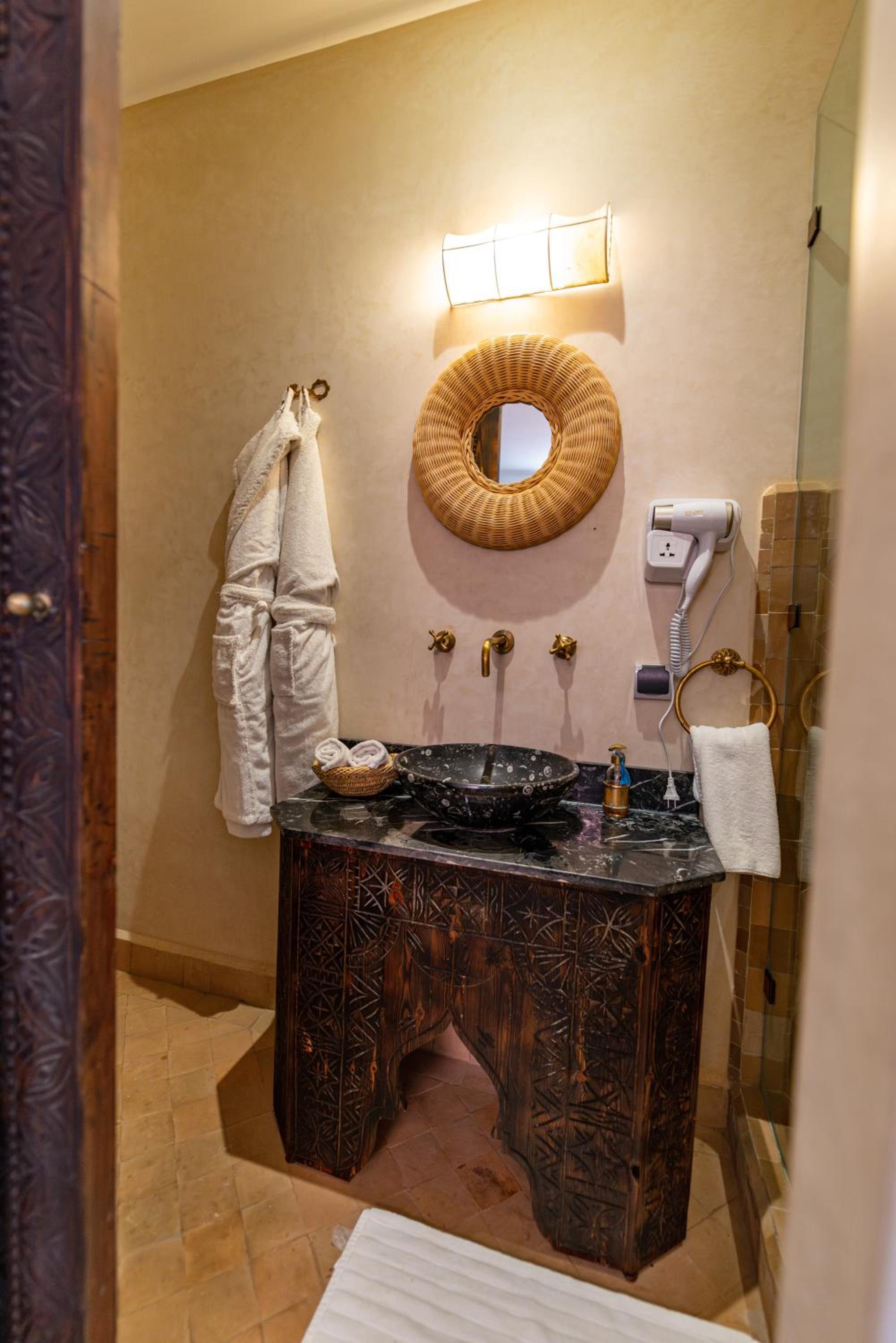 Standard Twin Room - Photo 4