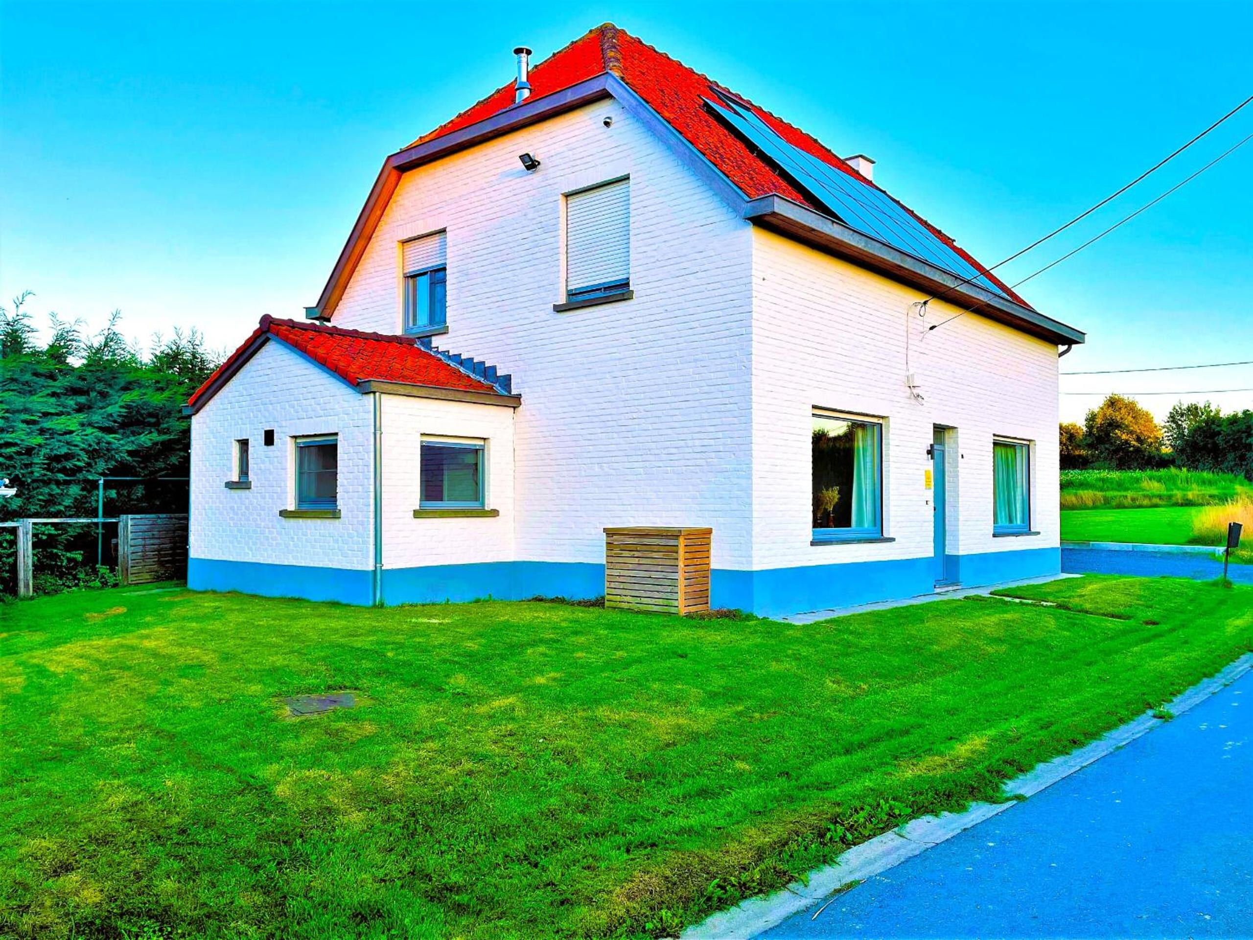 Five-Bedroom House photo 3