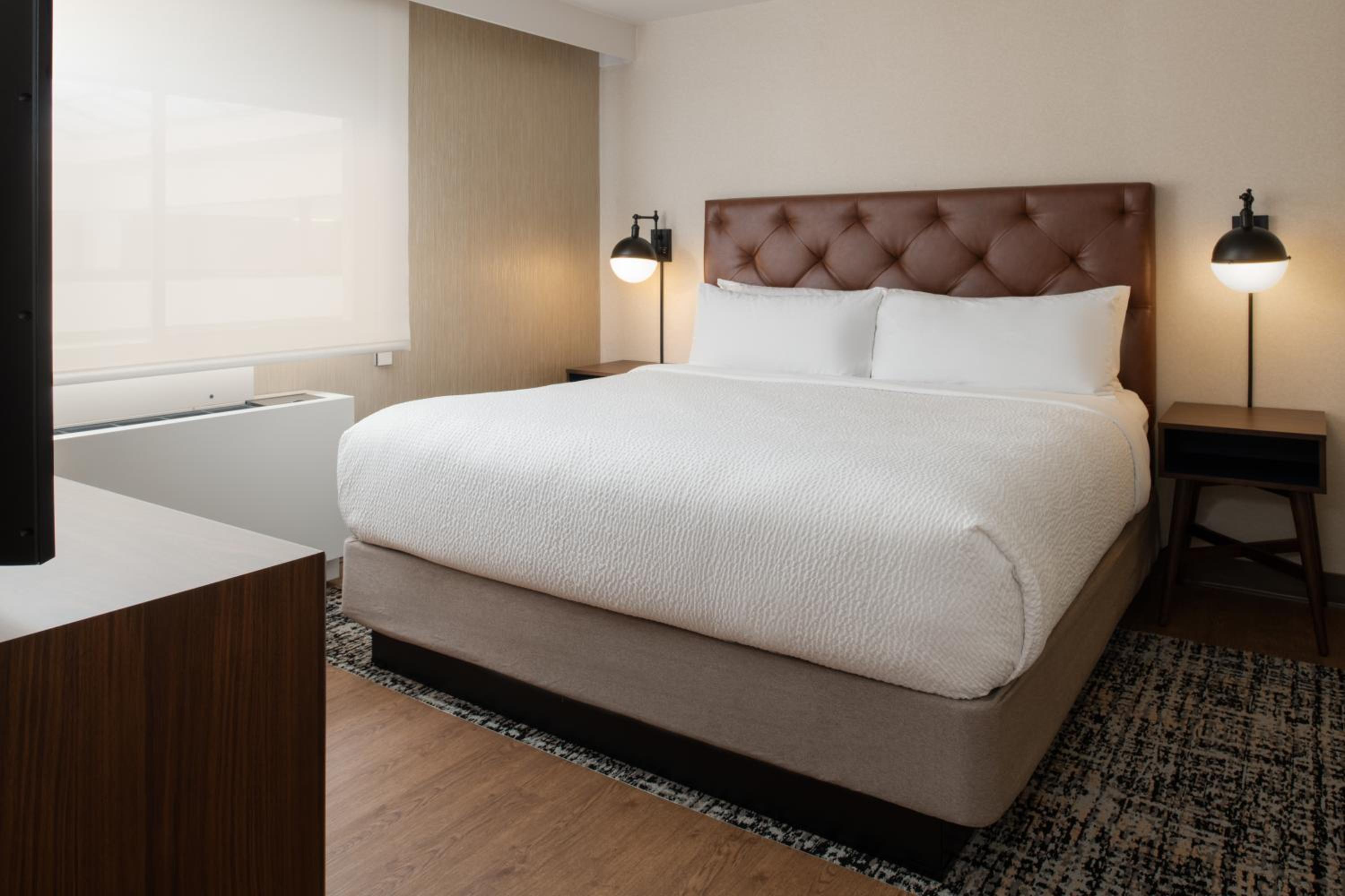 Traditional King Suite with Sofa Bed and Pool view - Mobility Accessible with Roll-in Shower