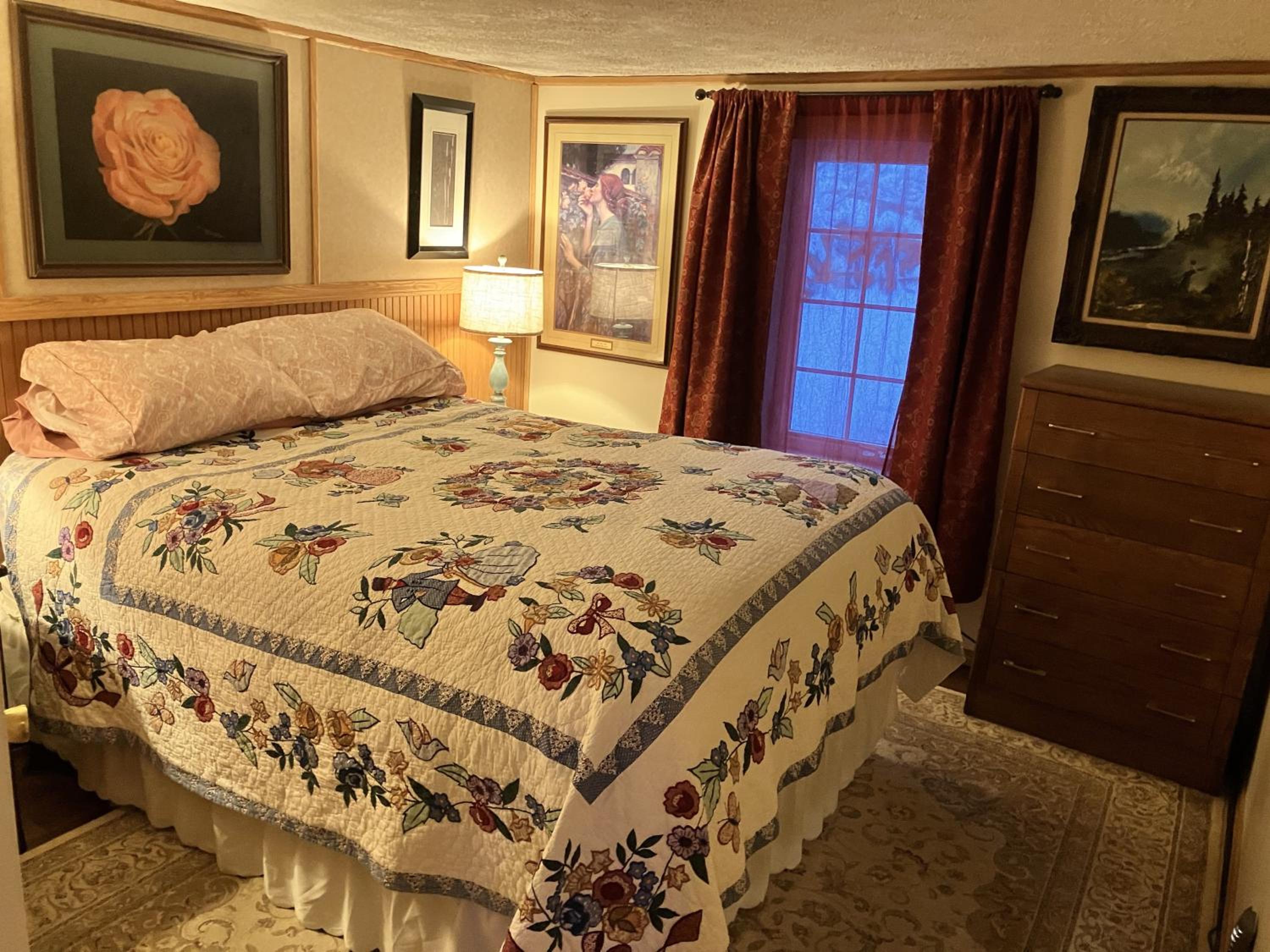 Queen Room photo 1