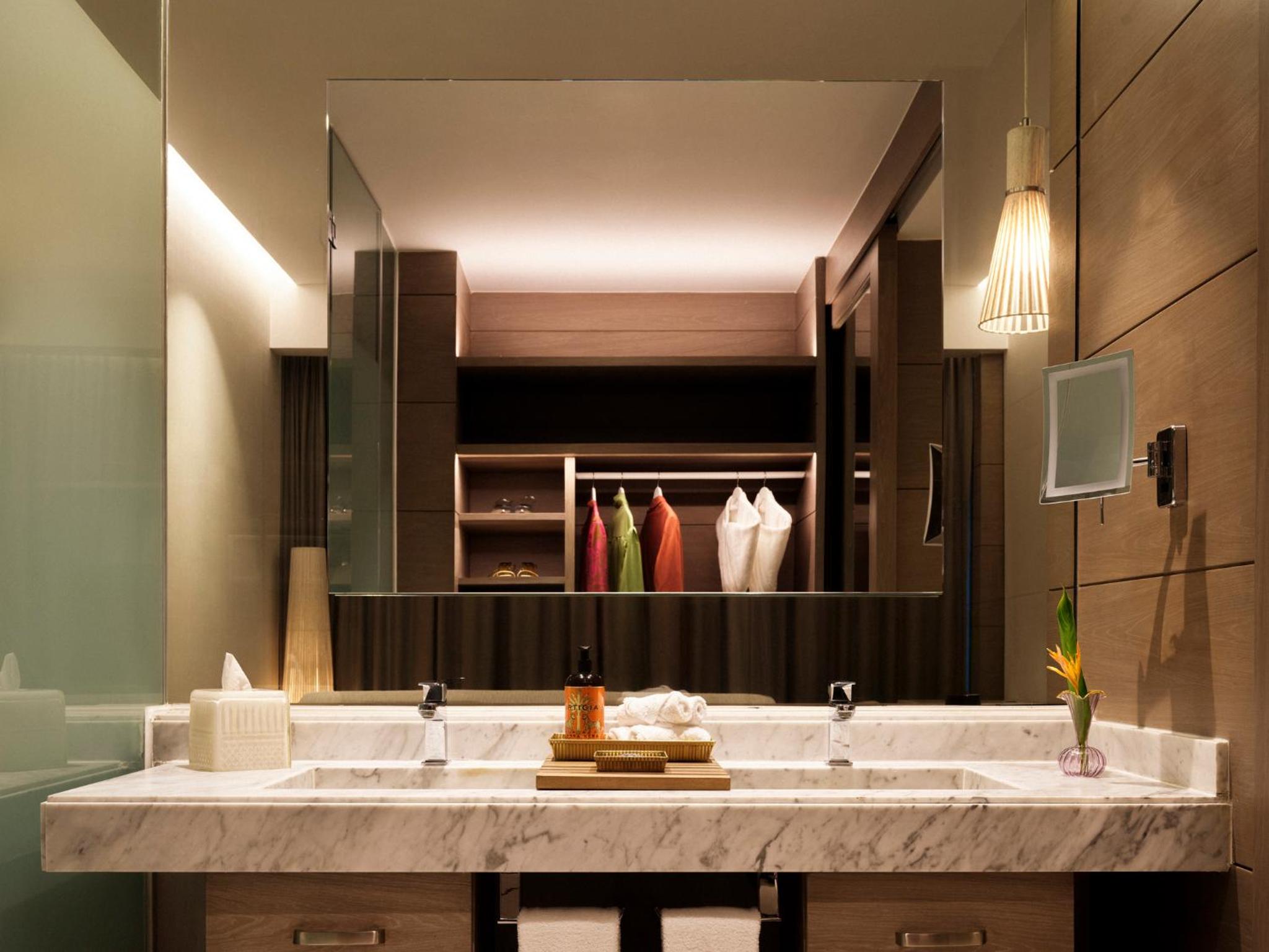 SLS Elite Specialty Suite