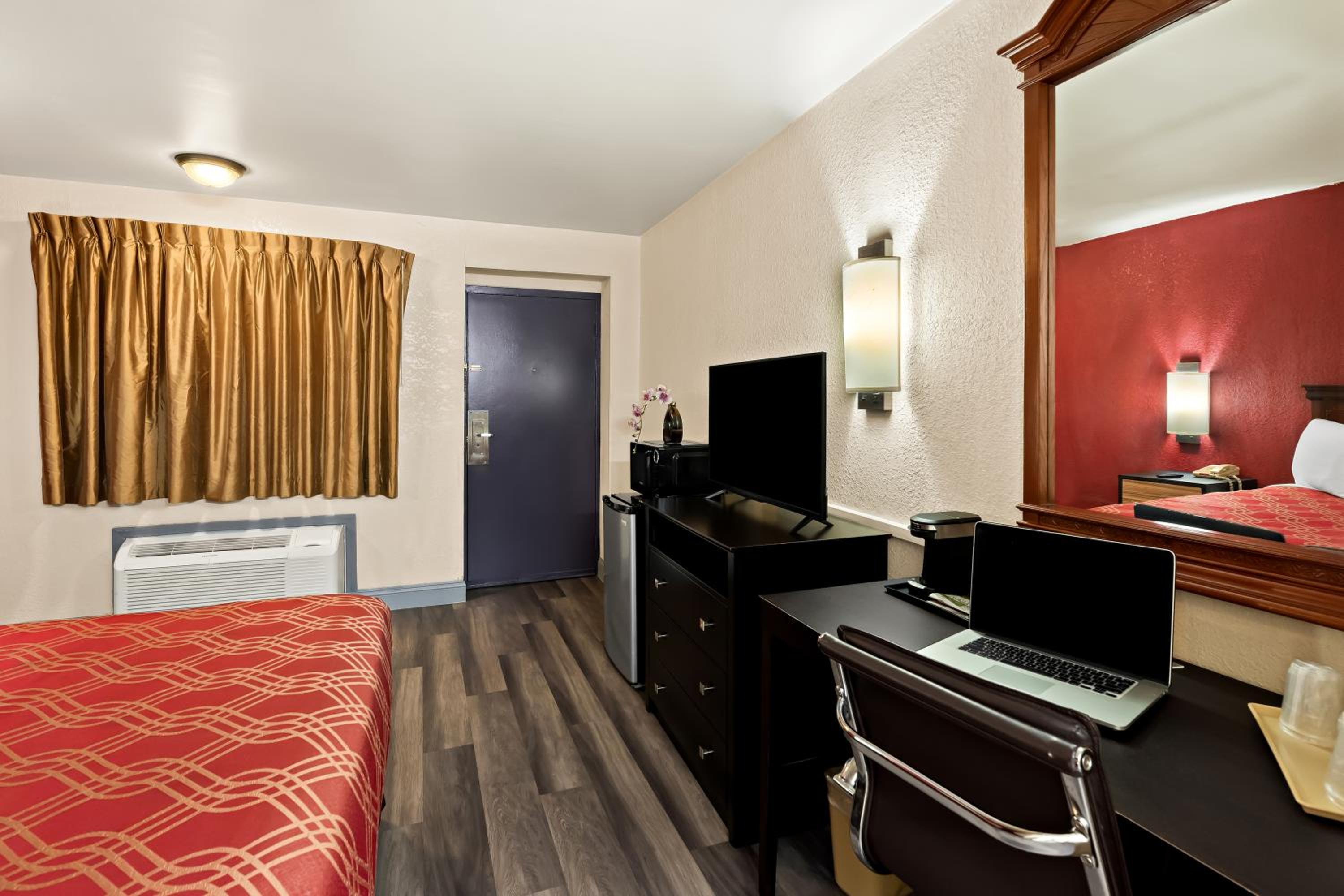 Queen Room photo 2