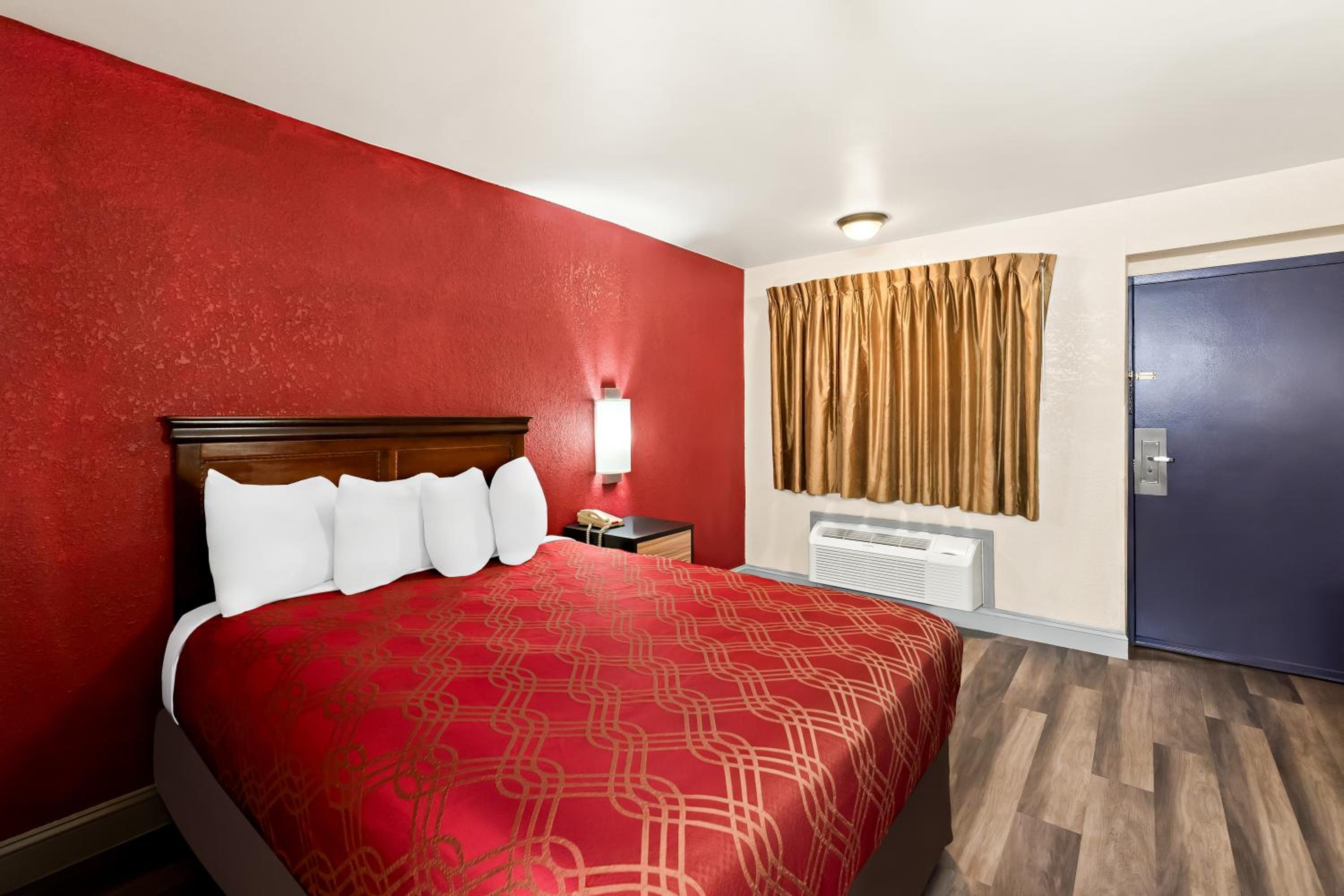 Queen Room photo 3