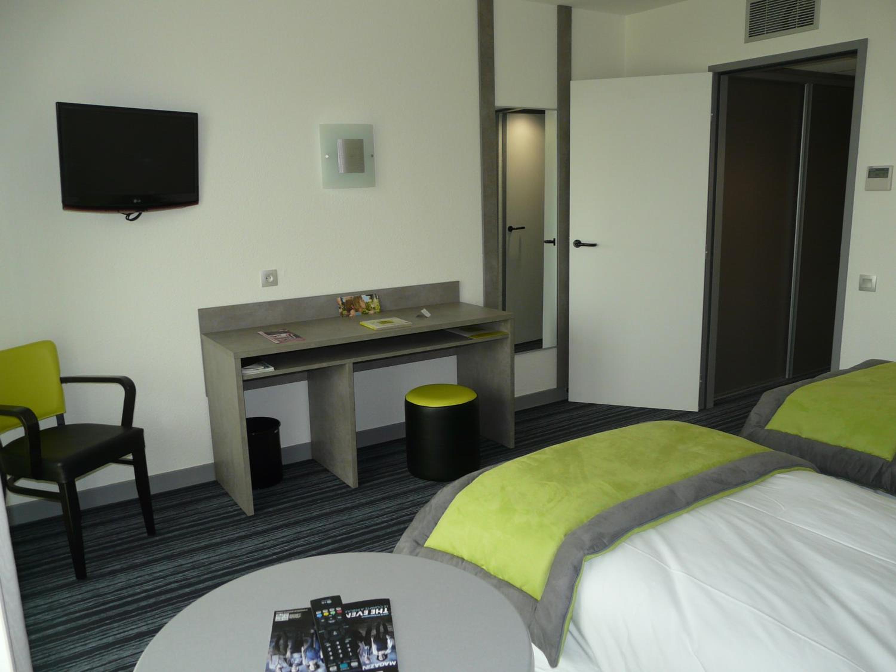 Twin Room with Balcony - Photo 4