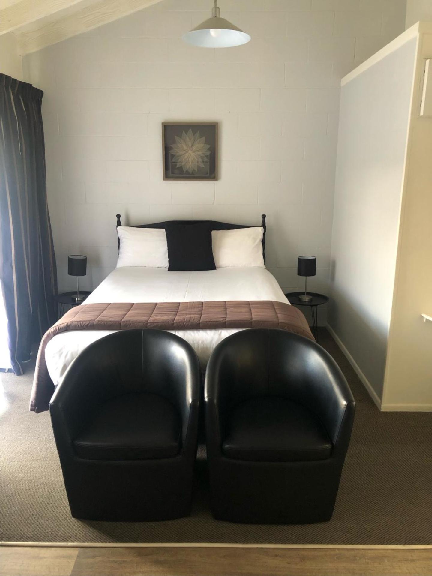 Standard Queen Room with Two Queen Beds - Photo 4