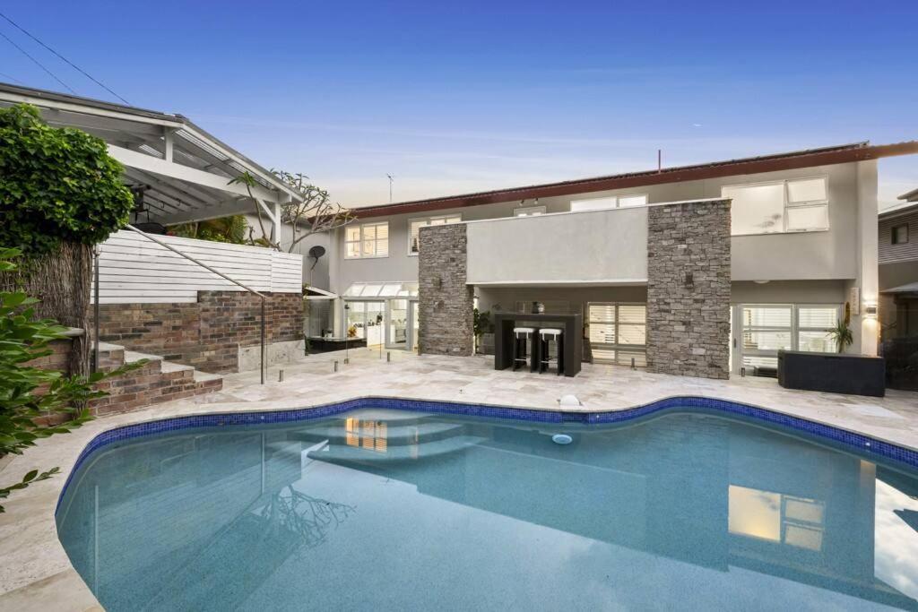 Five-Bedroom House photo 2