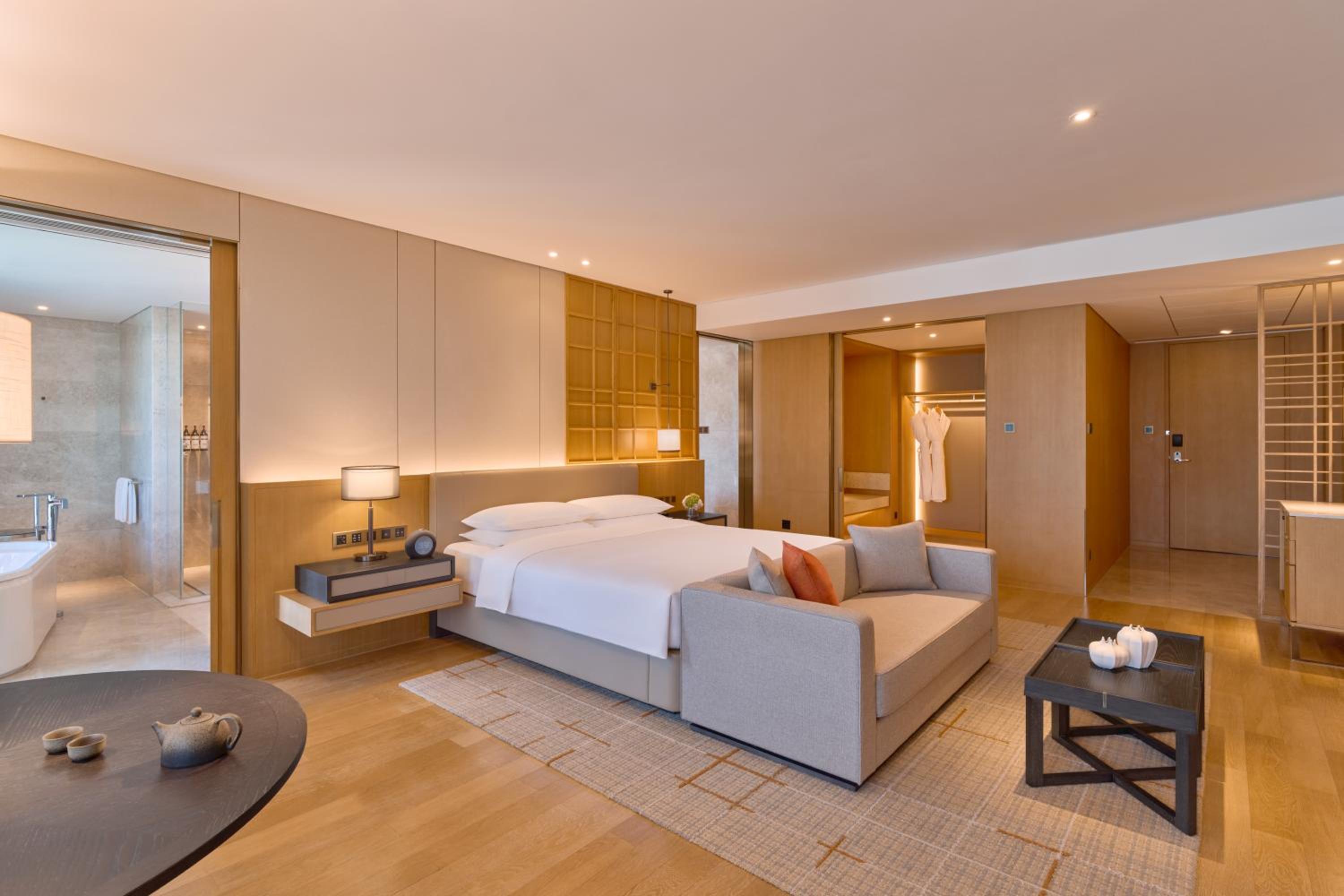 King Studio with One King Bed and Club Access