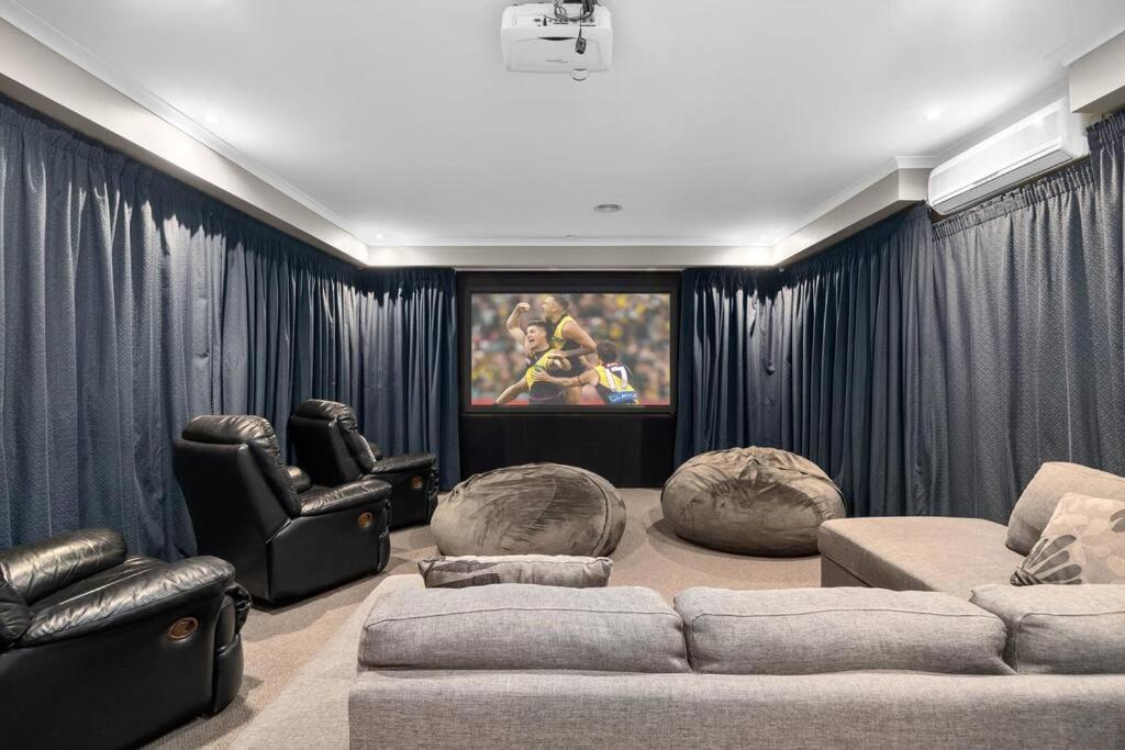 Five-Bedroom House photo 3