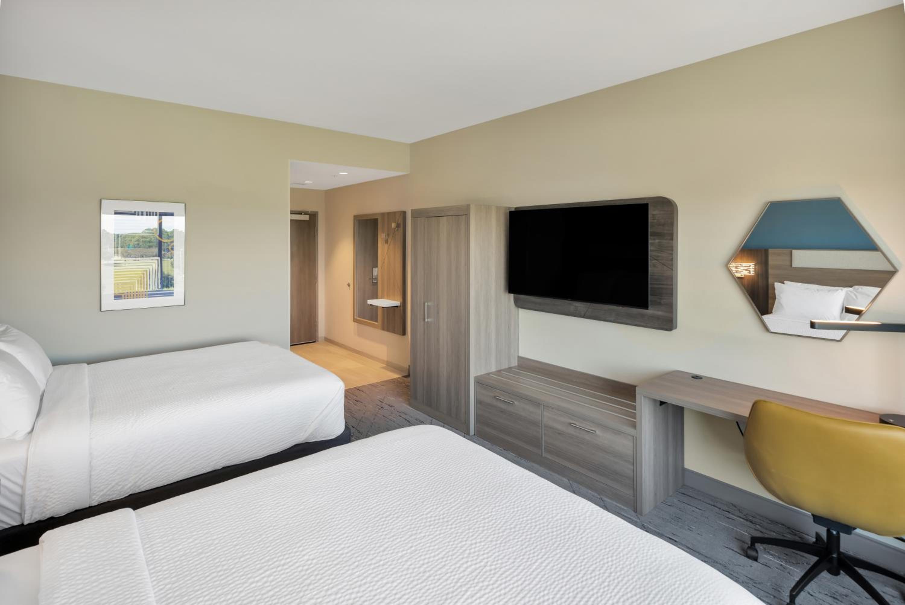 Standard Room with Two Queen Beds - Photo 3