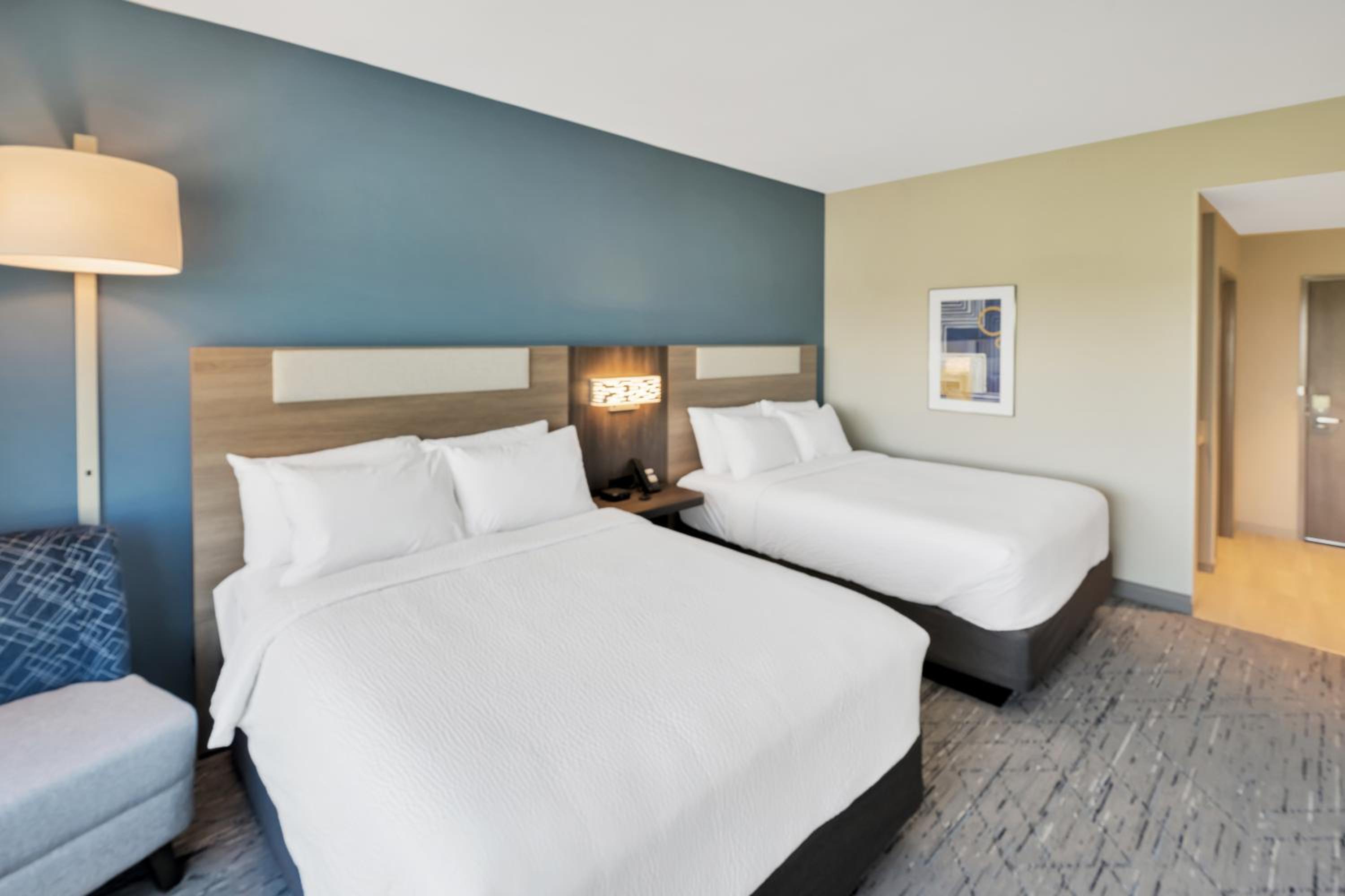 Standard Room with Two Queen Beds - Photo 2