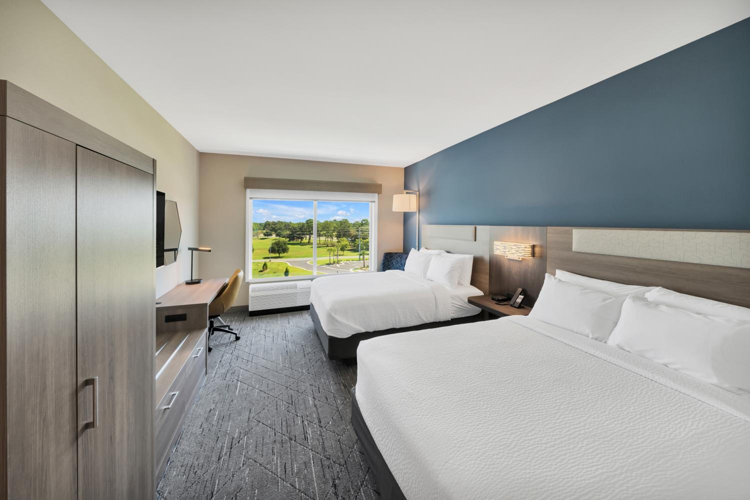 Standard Room with Two Queen Beds - Photo 4