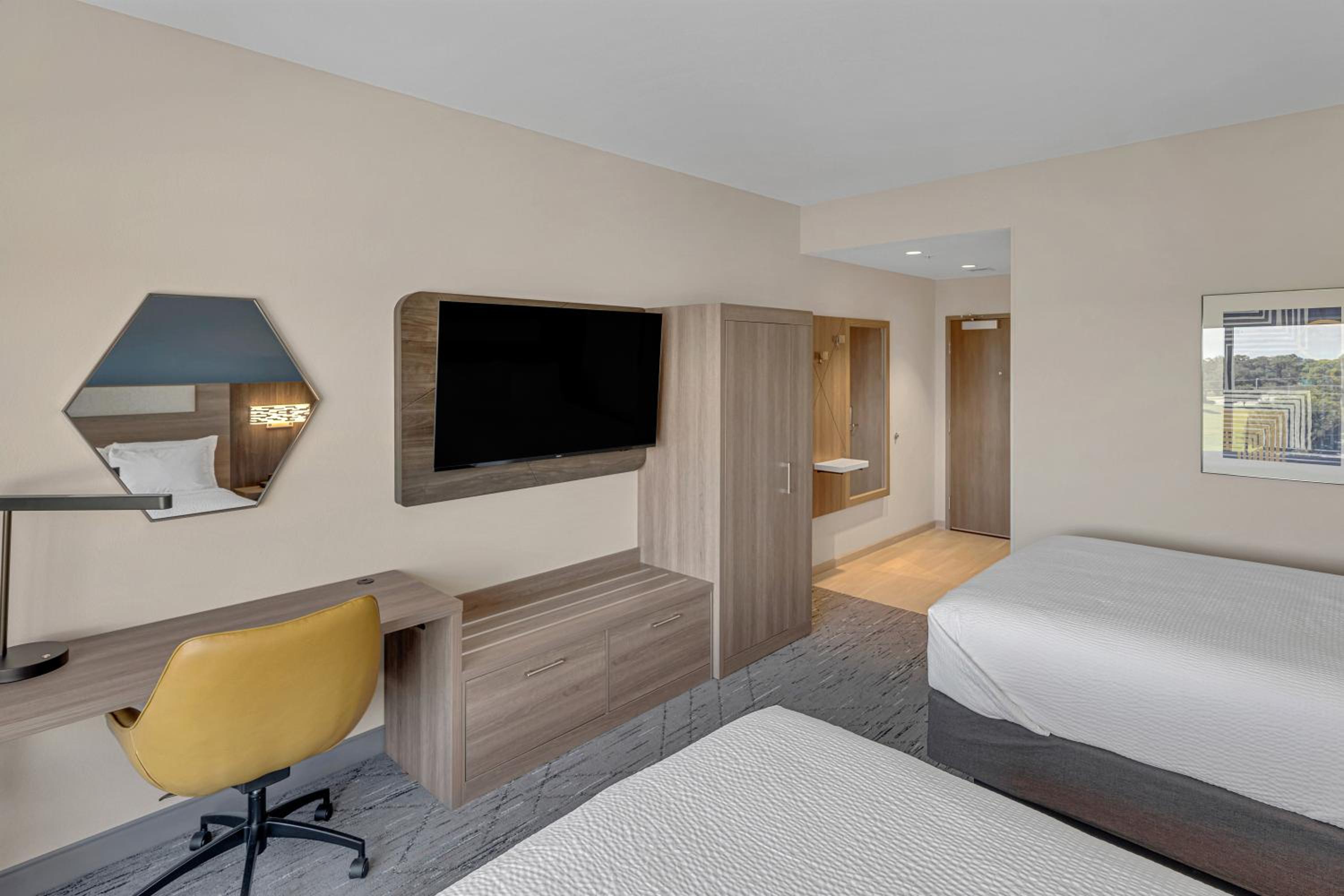 Standard Room with Two Queen Beds - Photo 5