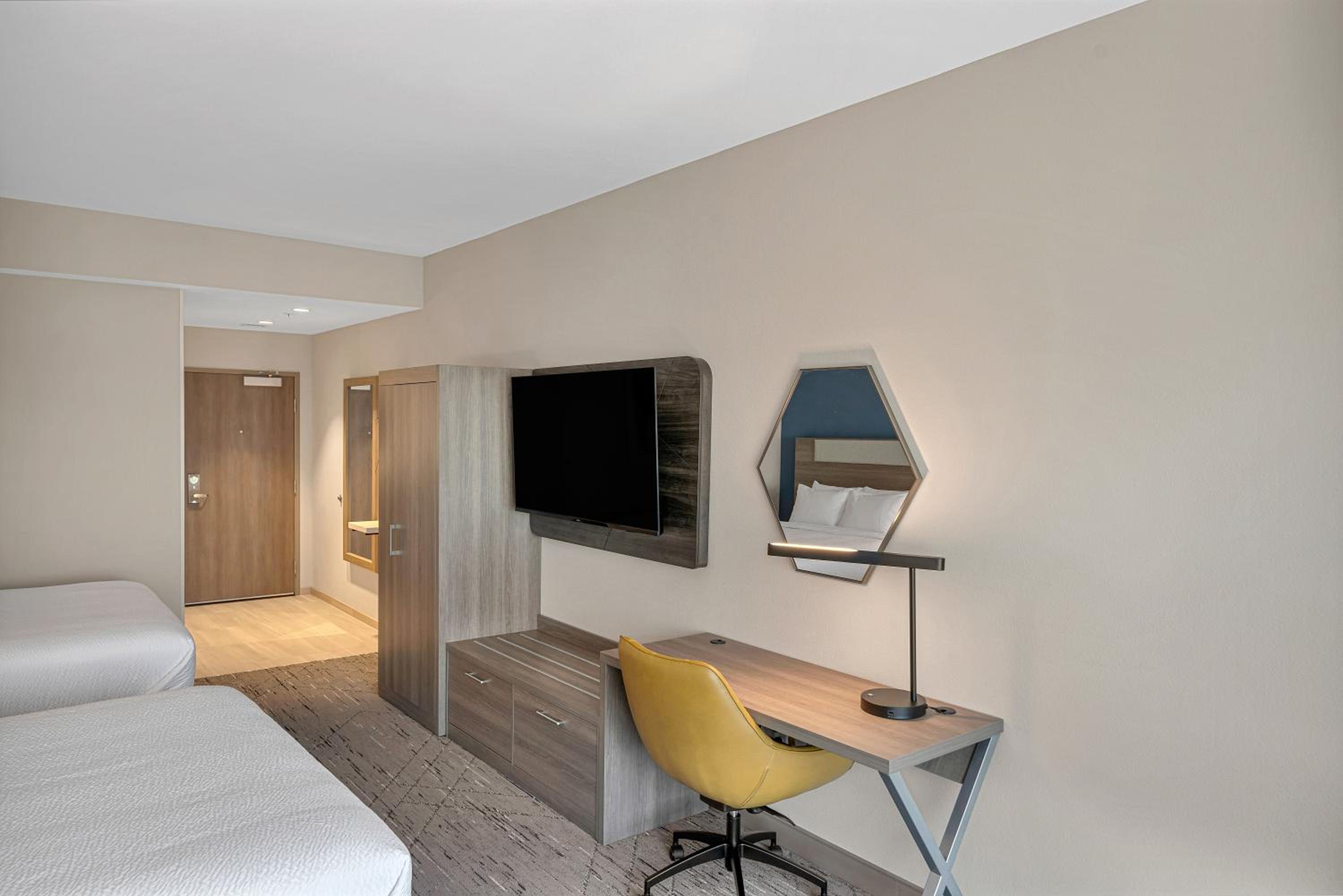 Queen Suite with Two Queen Beds - Photo 3