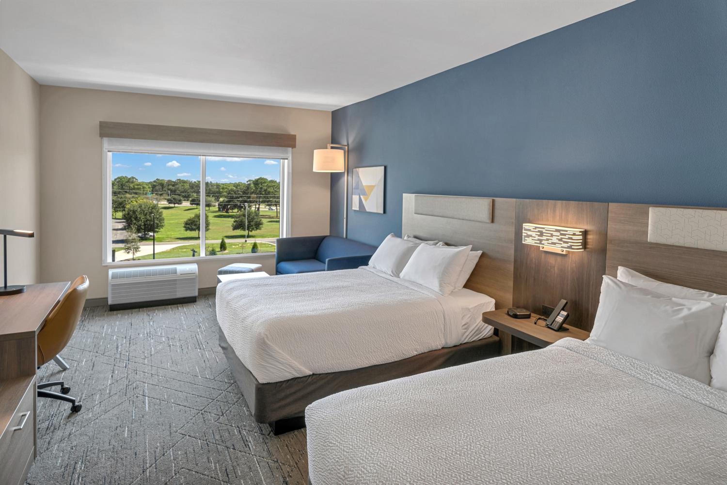 Queen Suite with Two Queen Beds - Photo 2