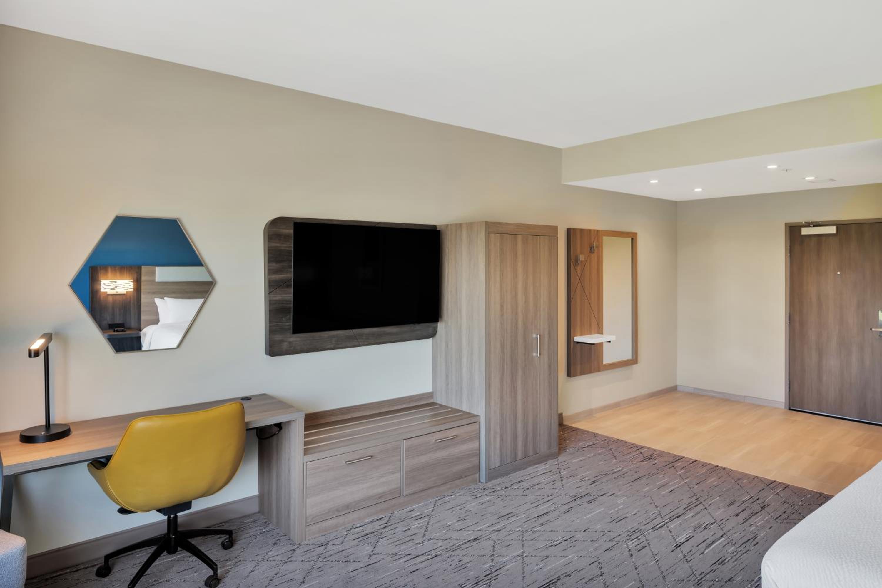 Standard King Room with Extra Floor Space - Photo 5