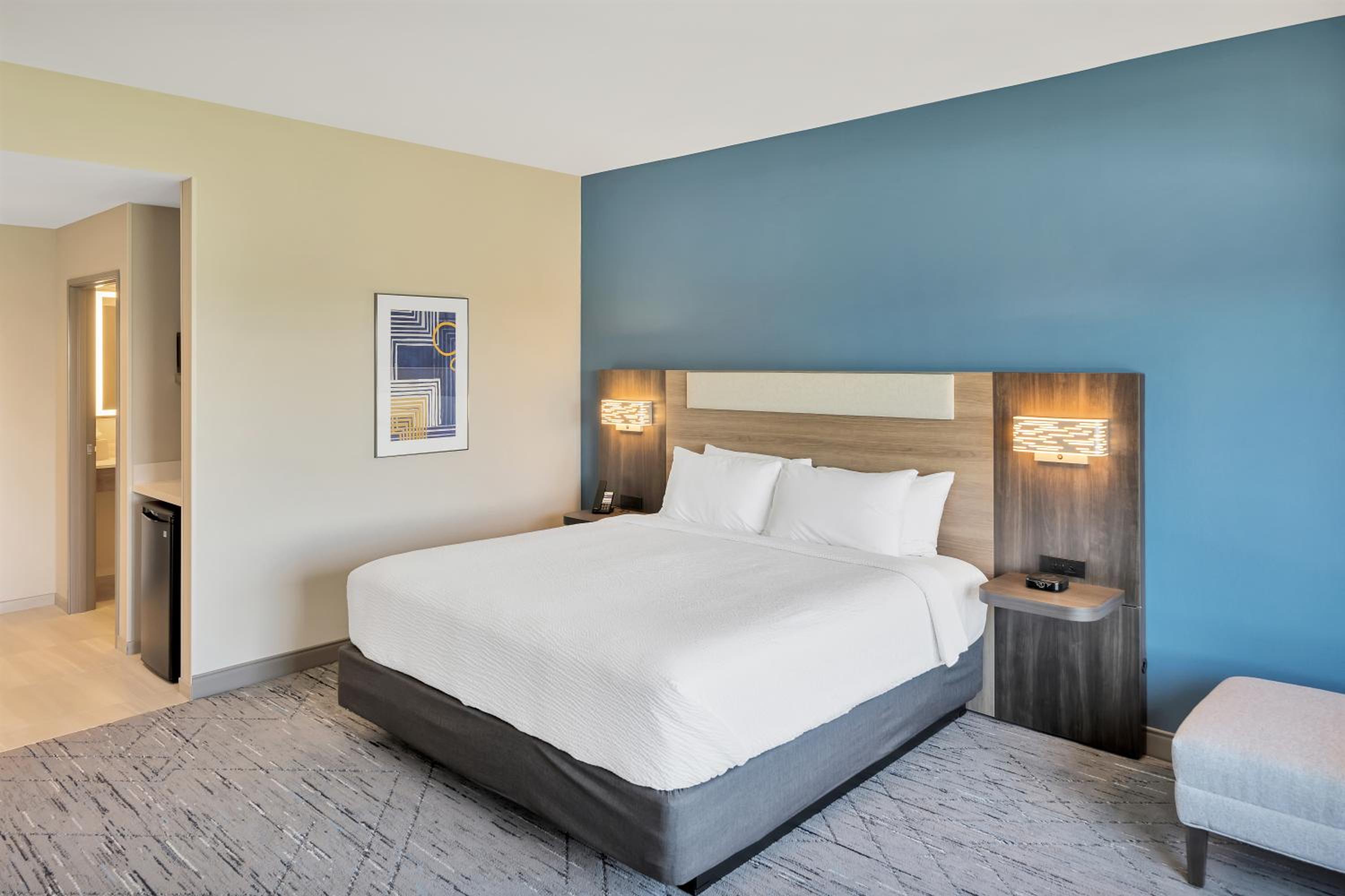 Standard King Room with Extra Floor Space - Photo 4