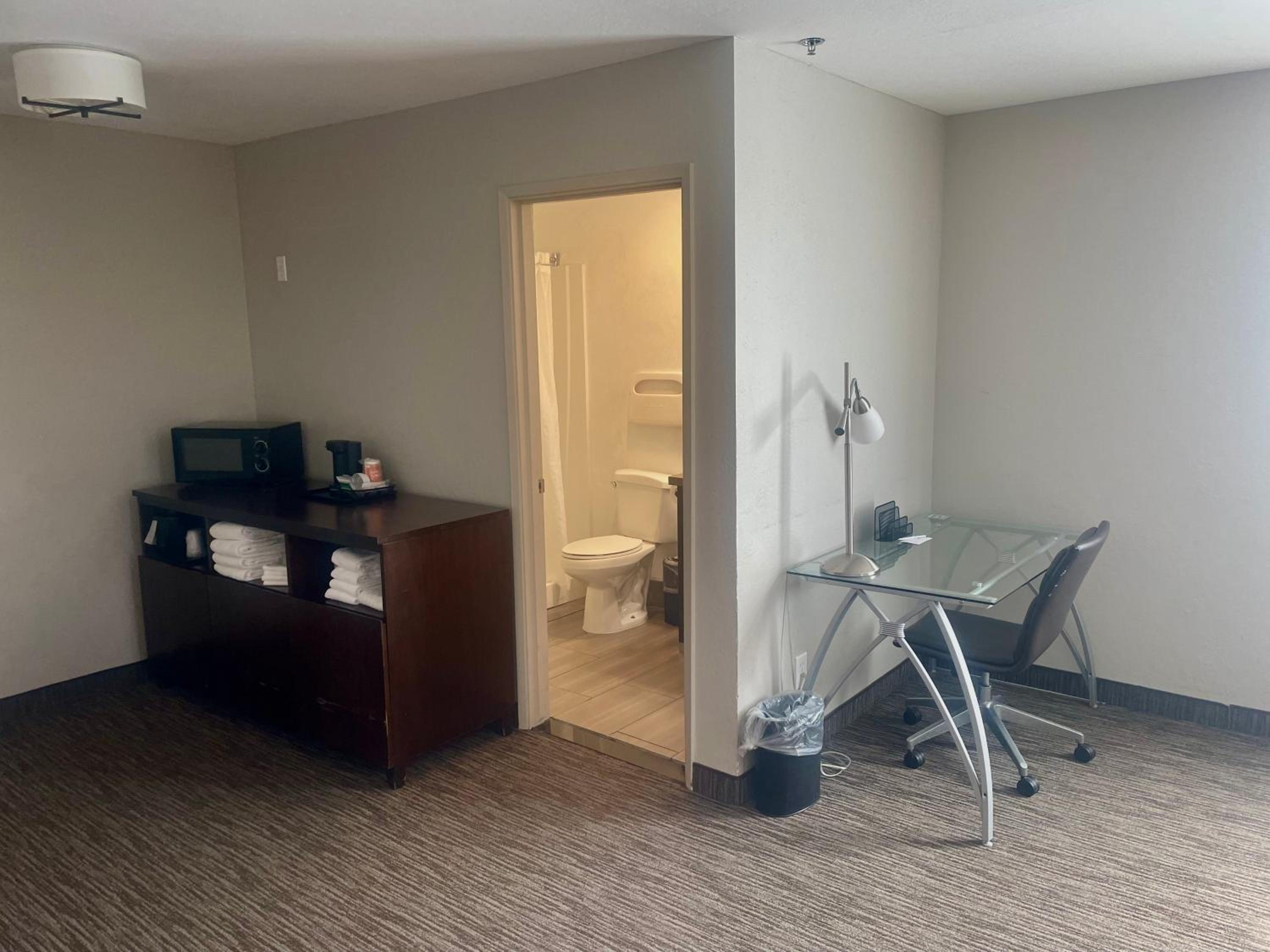 Superior Queen Room with Two Queen Beds - Non-Smoking - Photo 5