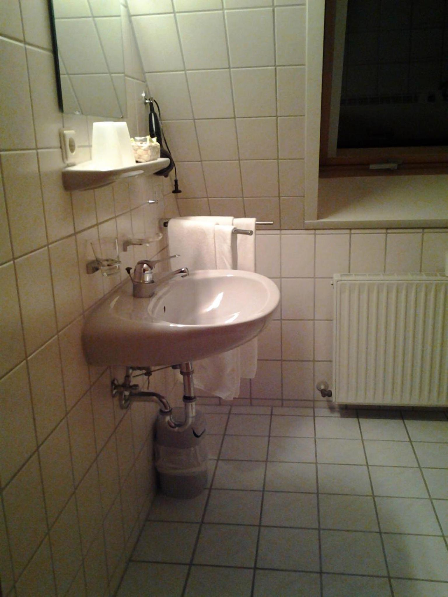 Standard Twin Room - Photo 16