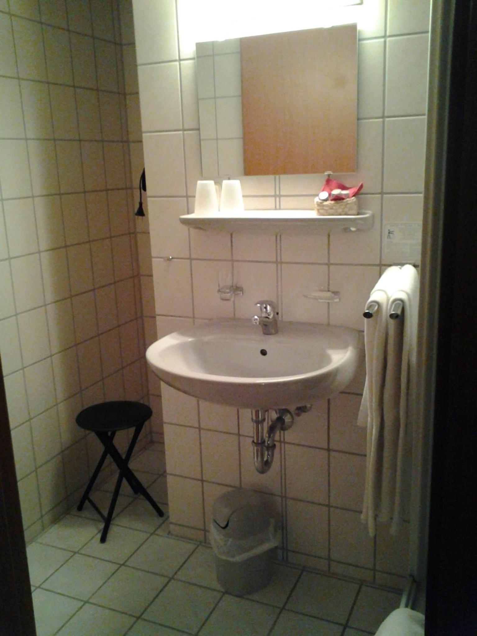 Standard Twin Room - Photo 14