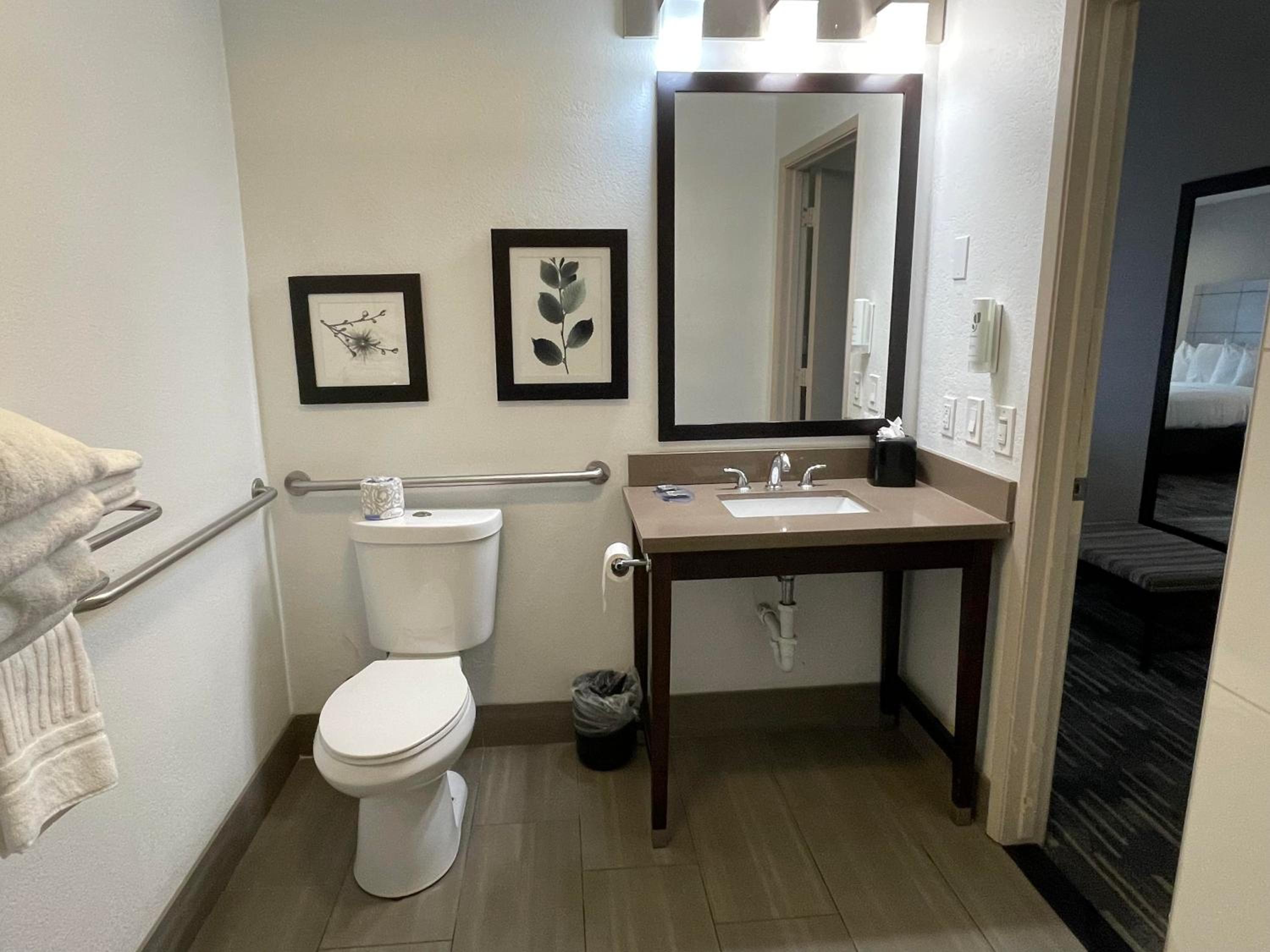 Studio Queen Room with Two Queen Beds with roll-in shower - nonsmoking - Photo 4