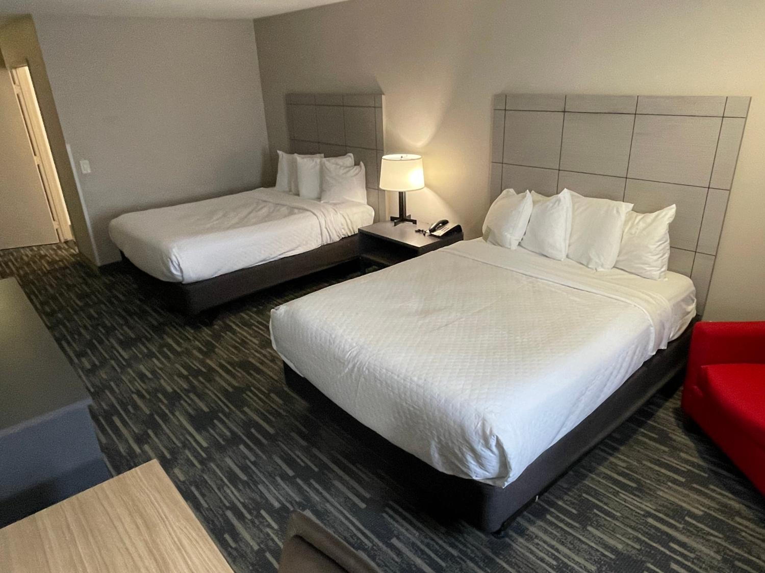 Studio Queen Room with Two Queen Beds with roll-in shower - nonsmoking - Photo 2