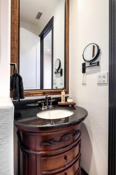 Five-Bedroom House photo 2