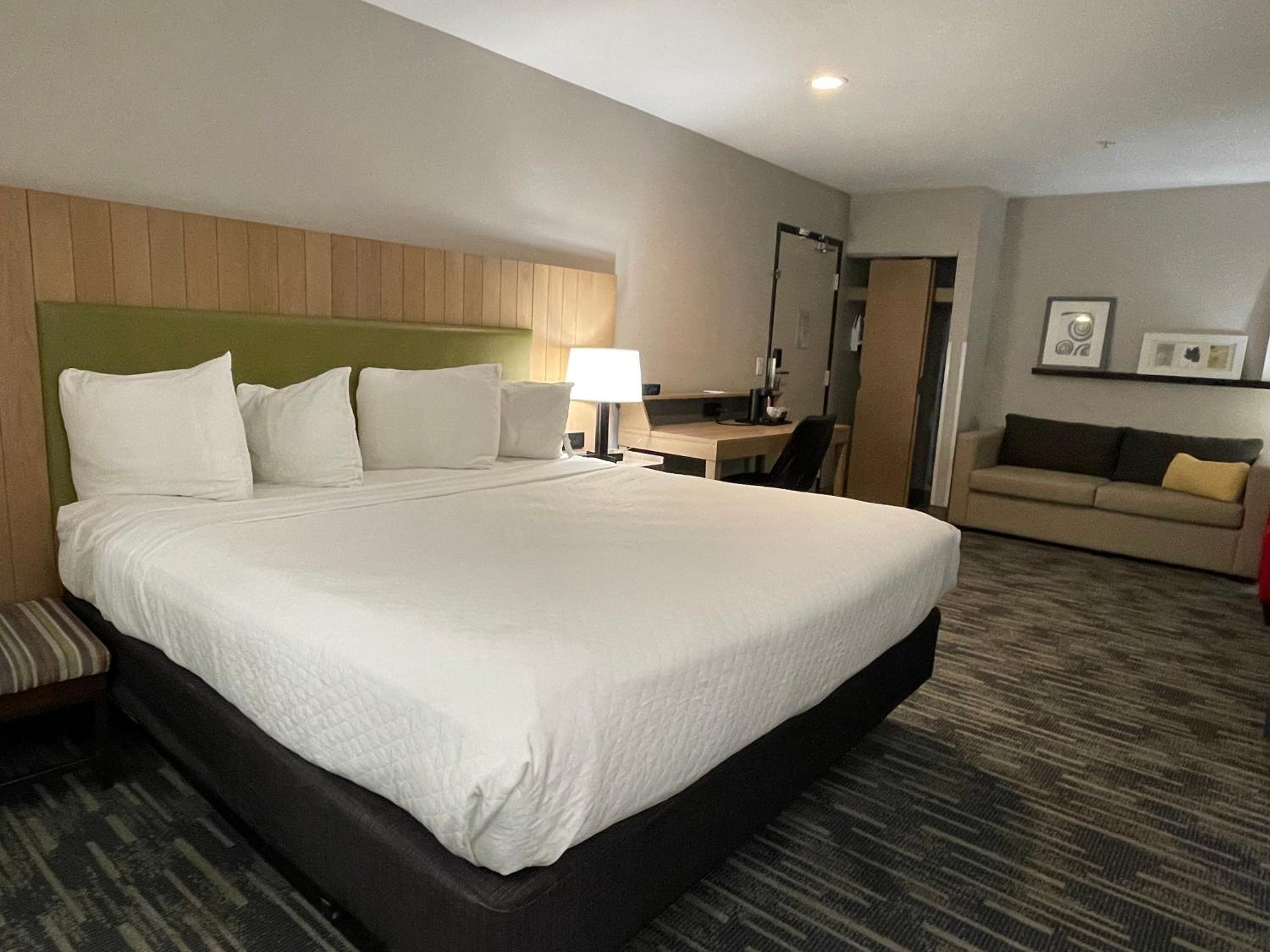 King Suite with Whirlpool - Non-Smoking photo 2