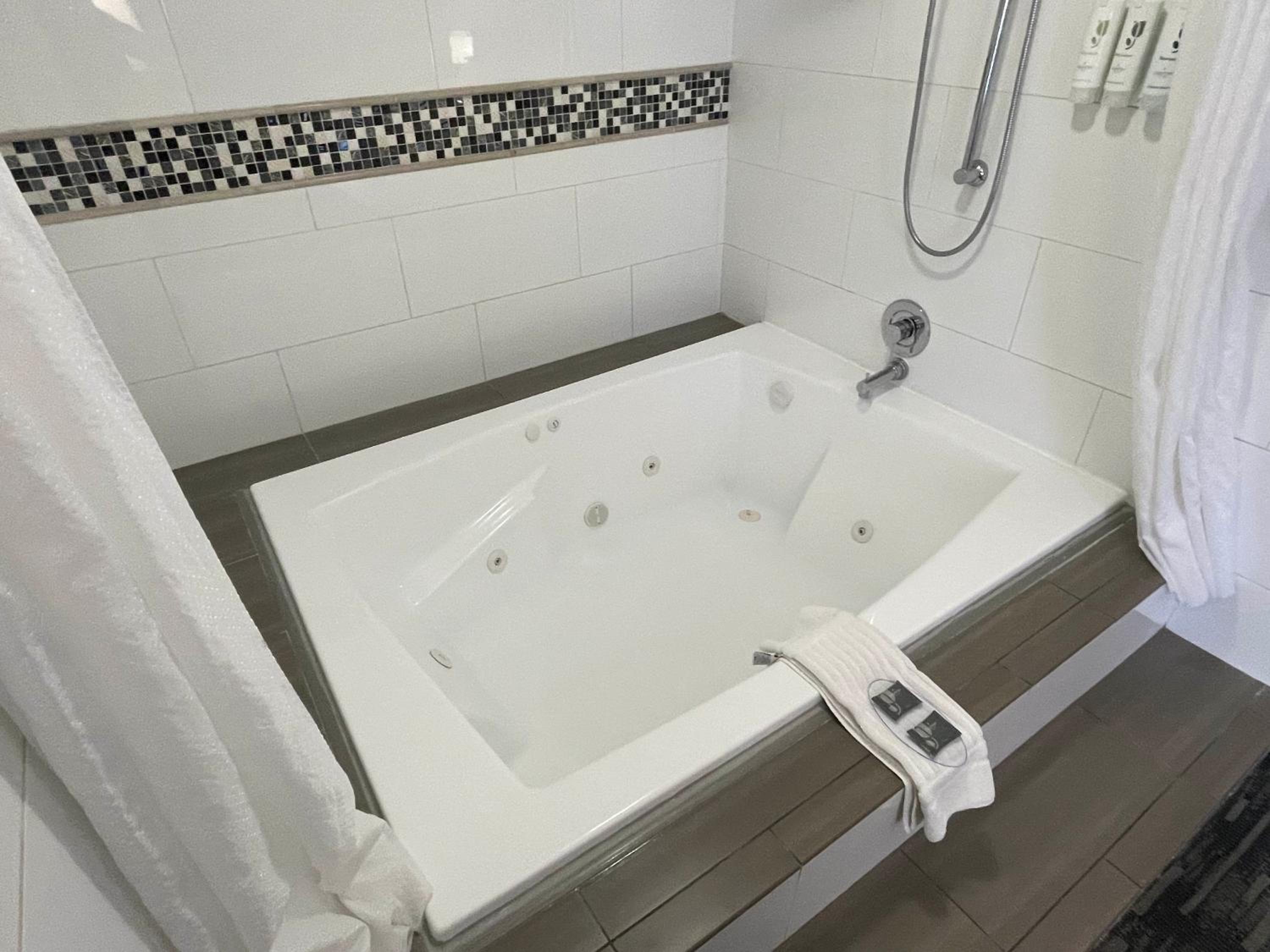 Whirlpool Suite with Two Queen Beds - Non-Smoking - Photo 5