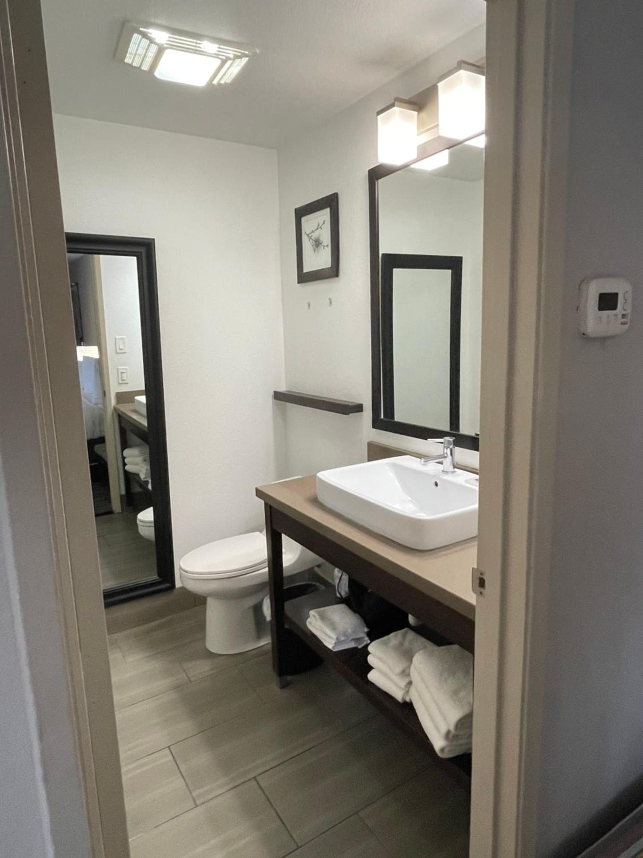 Whirlpool Suite with Two Queen Beds - Non-Smoking - Photo 3