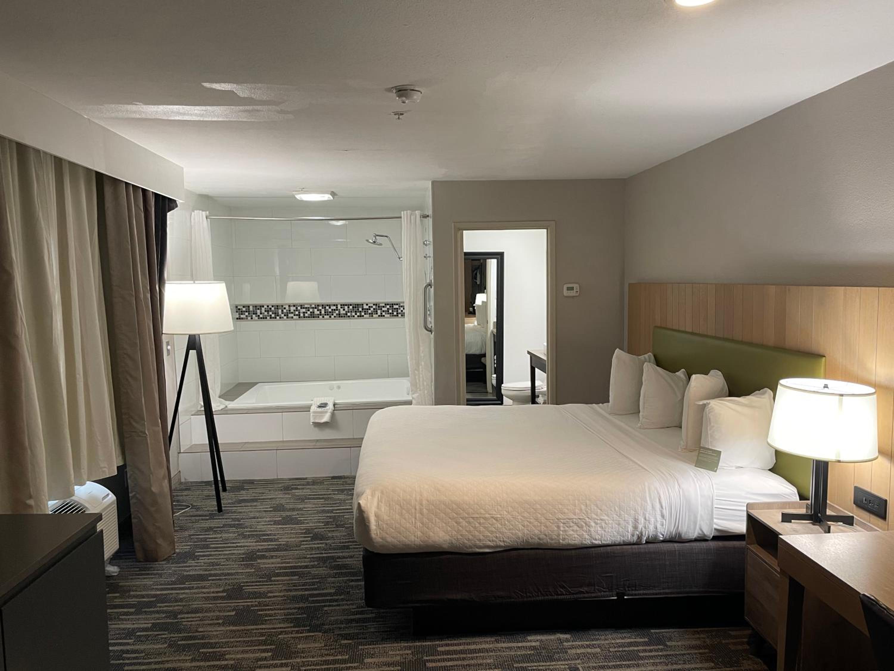 King Suite with Whirlpool - Non-Smoking photo 1
