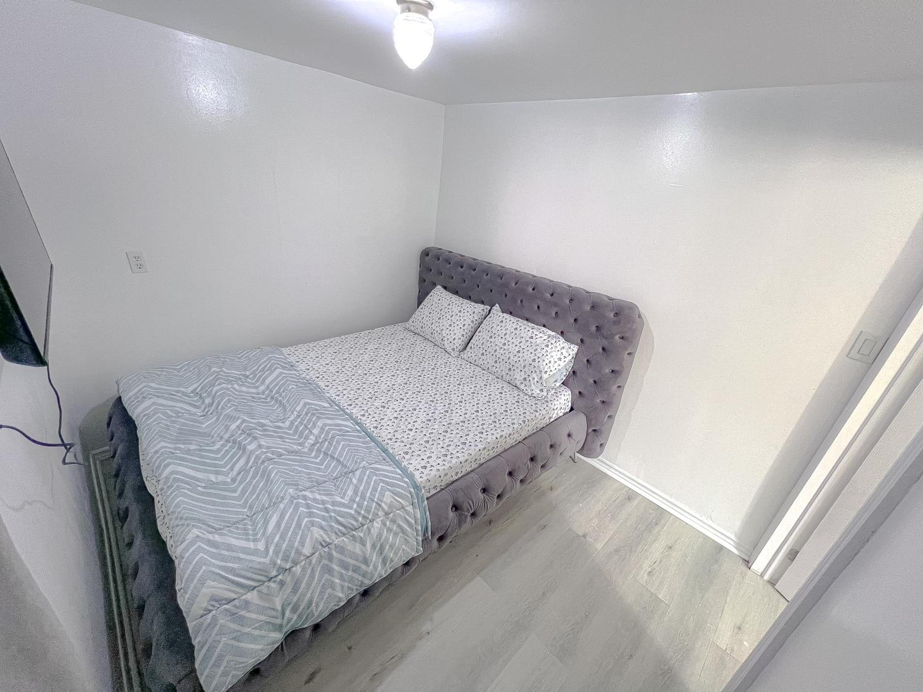Queen Room with Shared Bathroom photo 1