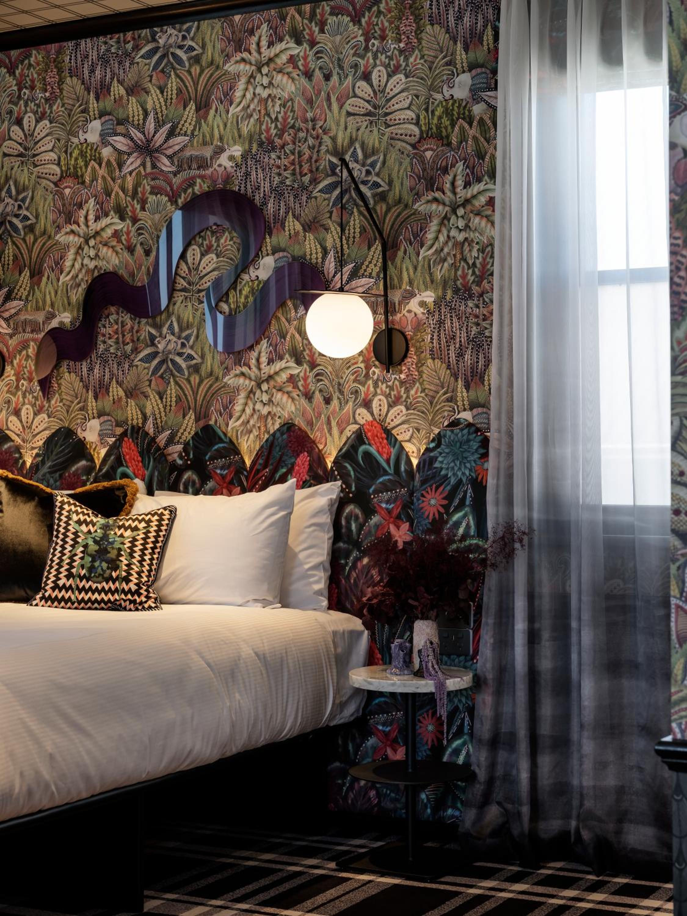 Executive Suite - Photo 2