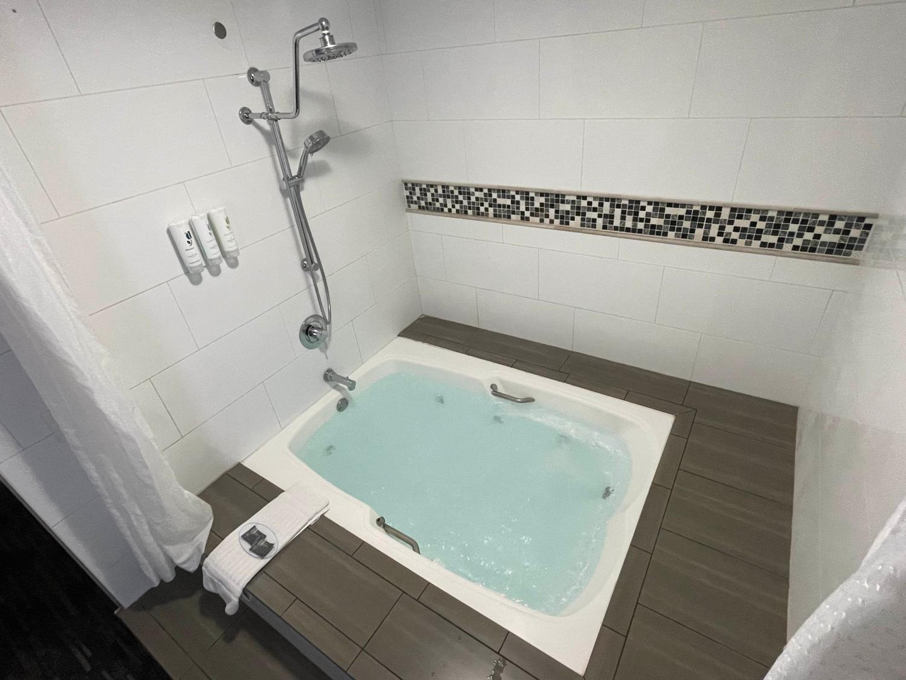 Whirlpool Suite with Two Queen Beds - Non-Smoking - Photo 2