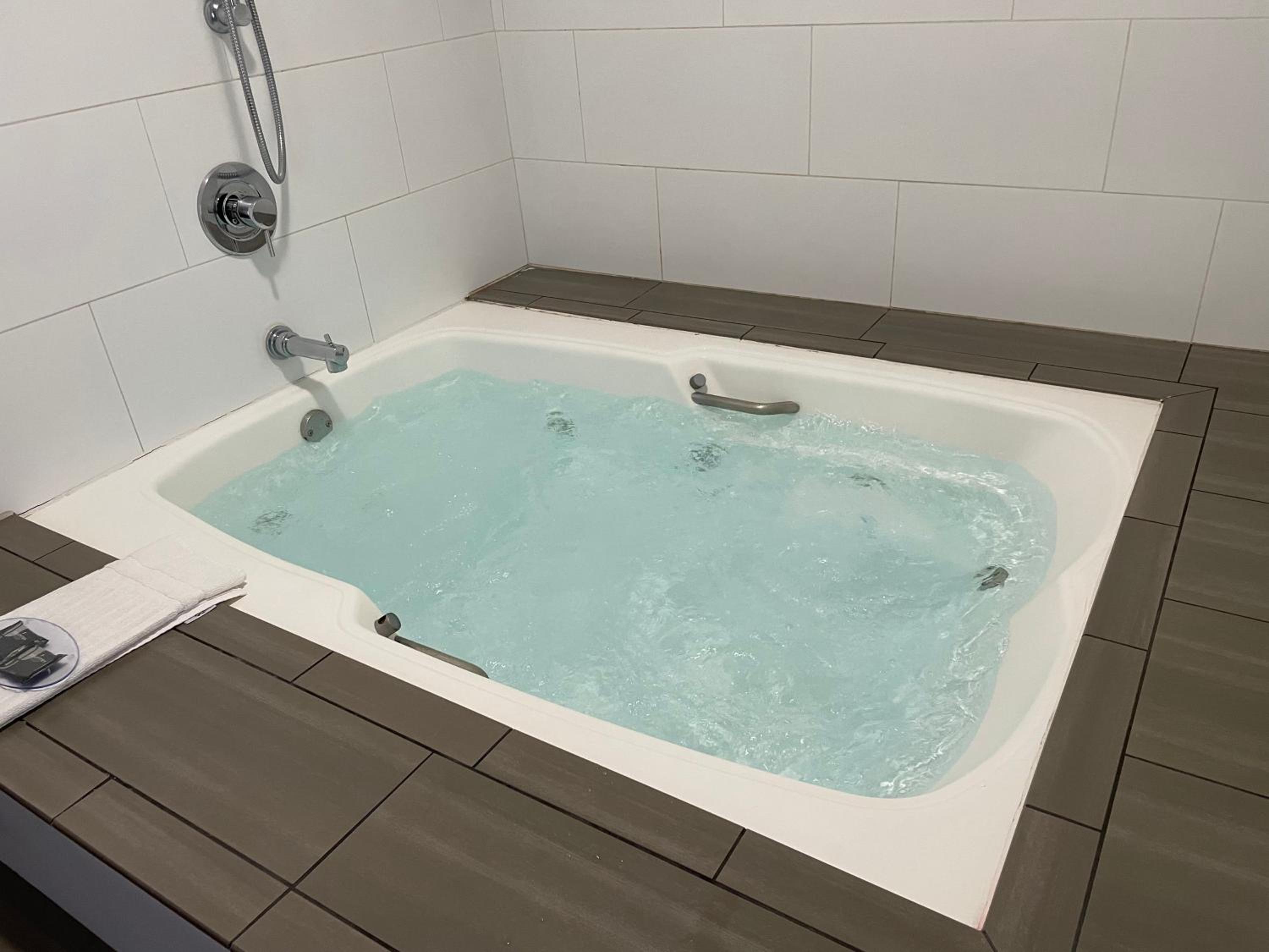 Whirlpool Suite with Two Queen Beds - Non-Smoking - Photo 8
