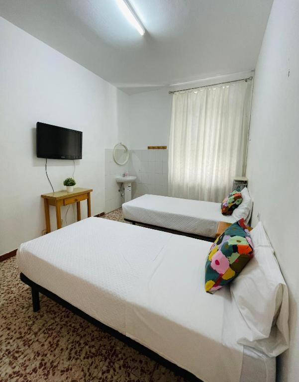Double or Twin Room with Shared Bathroom photo 2