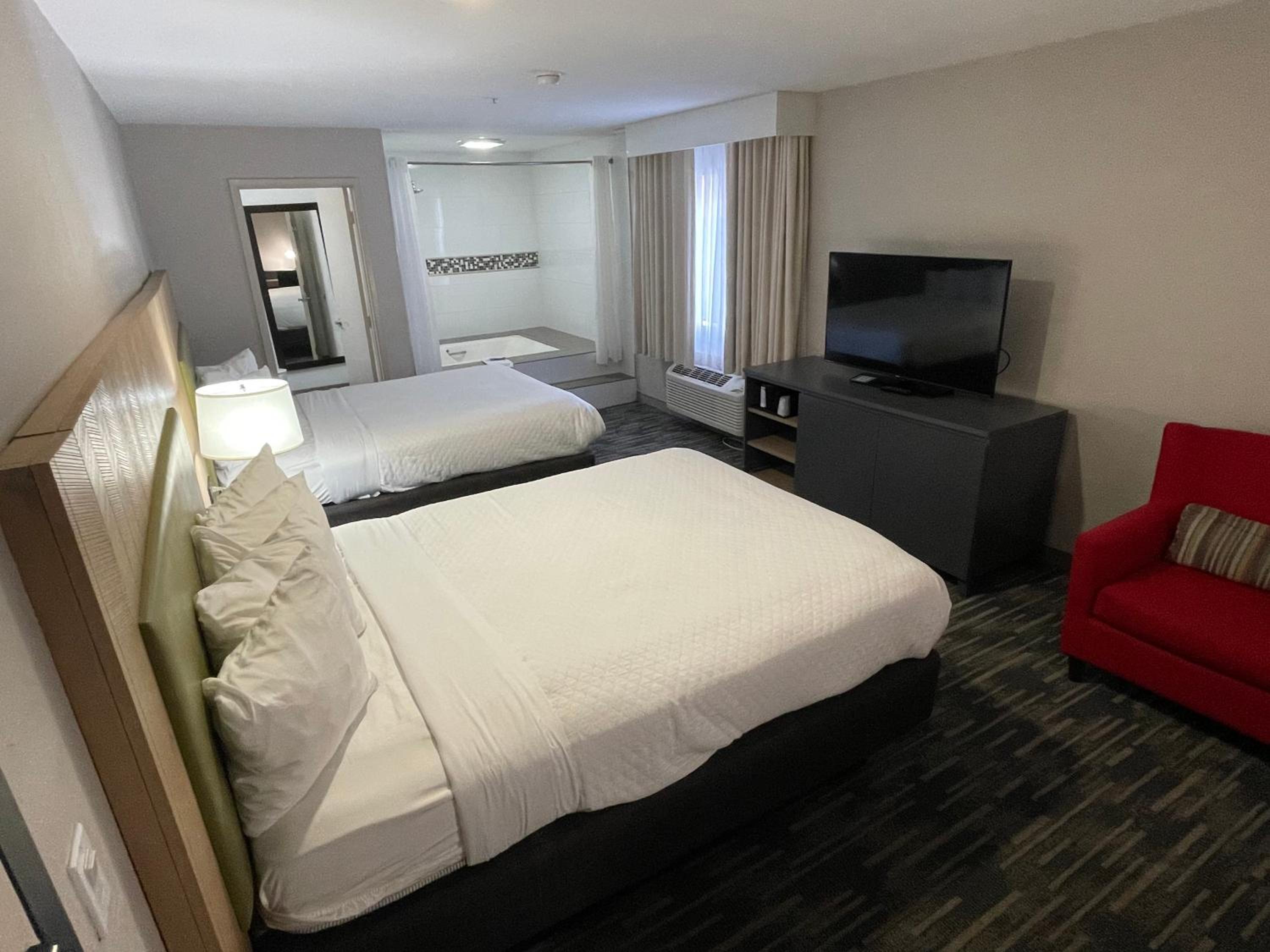 Whirlpool Suite with Two Queen Beds - Non-Smoking - Photo 7
