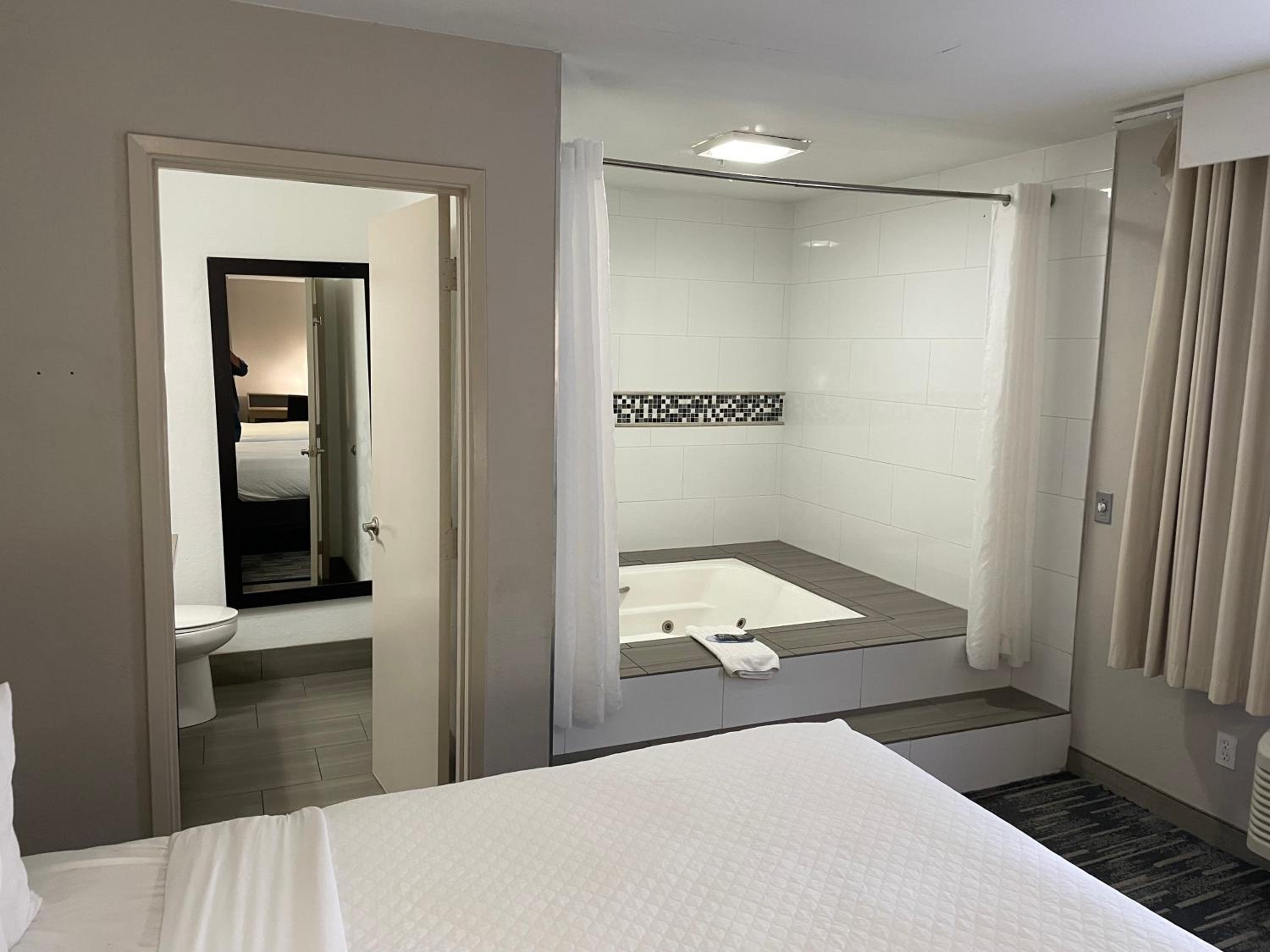 Whirlpool Suite with Two Queen Beds - Non-Smoking - Photo 6