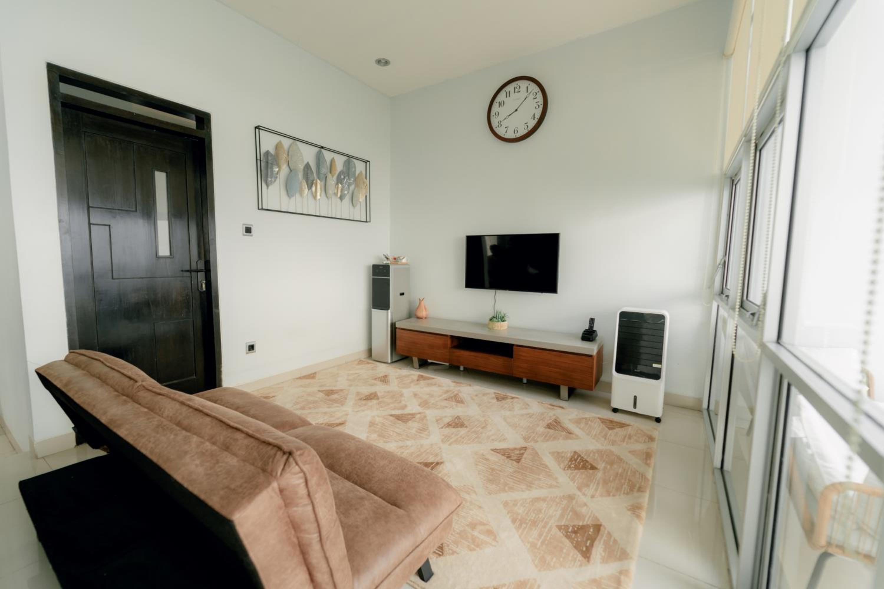 Family Room with Mountain View photo 3