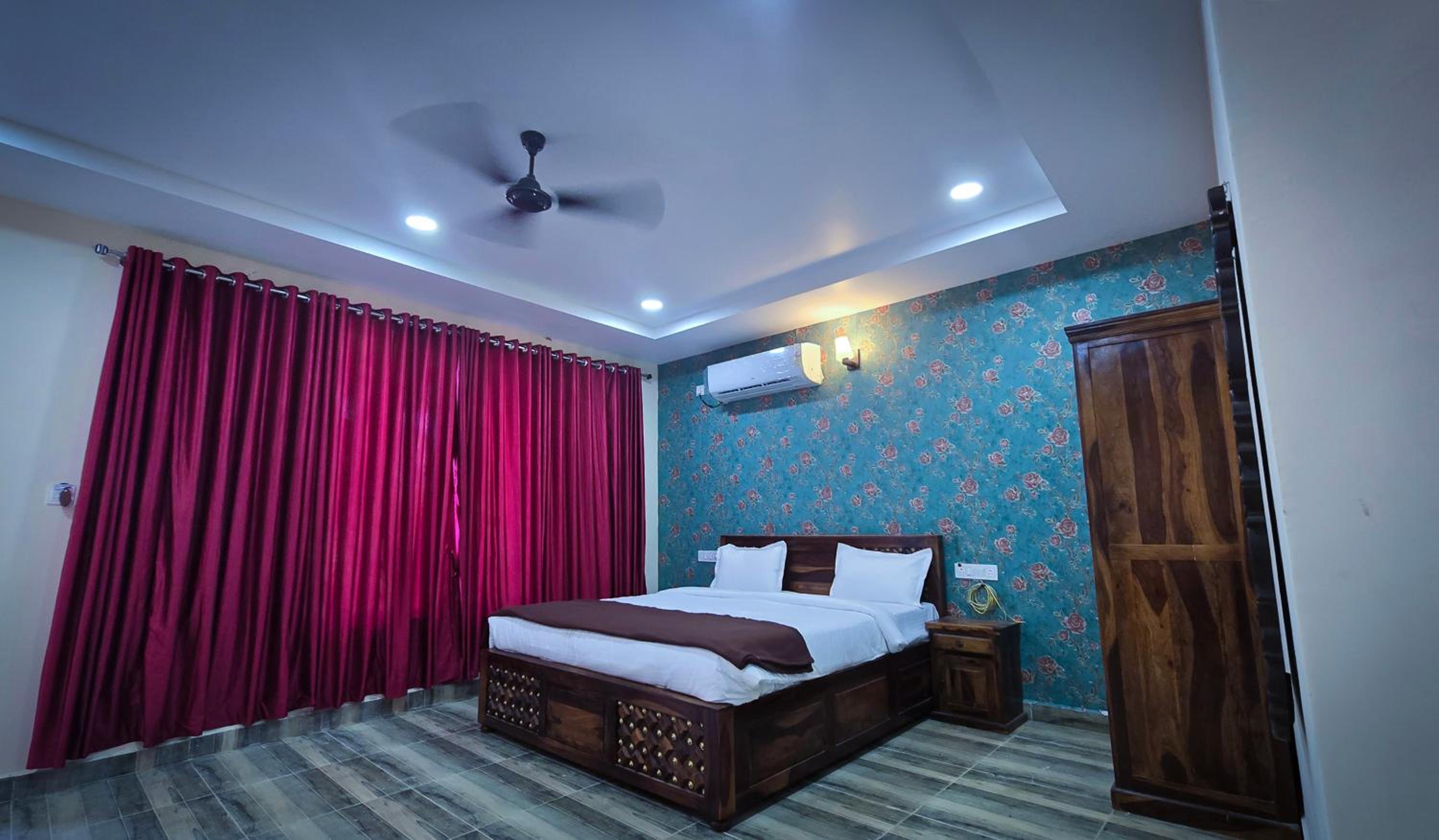Deluxe King Room photo 2