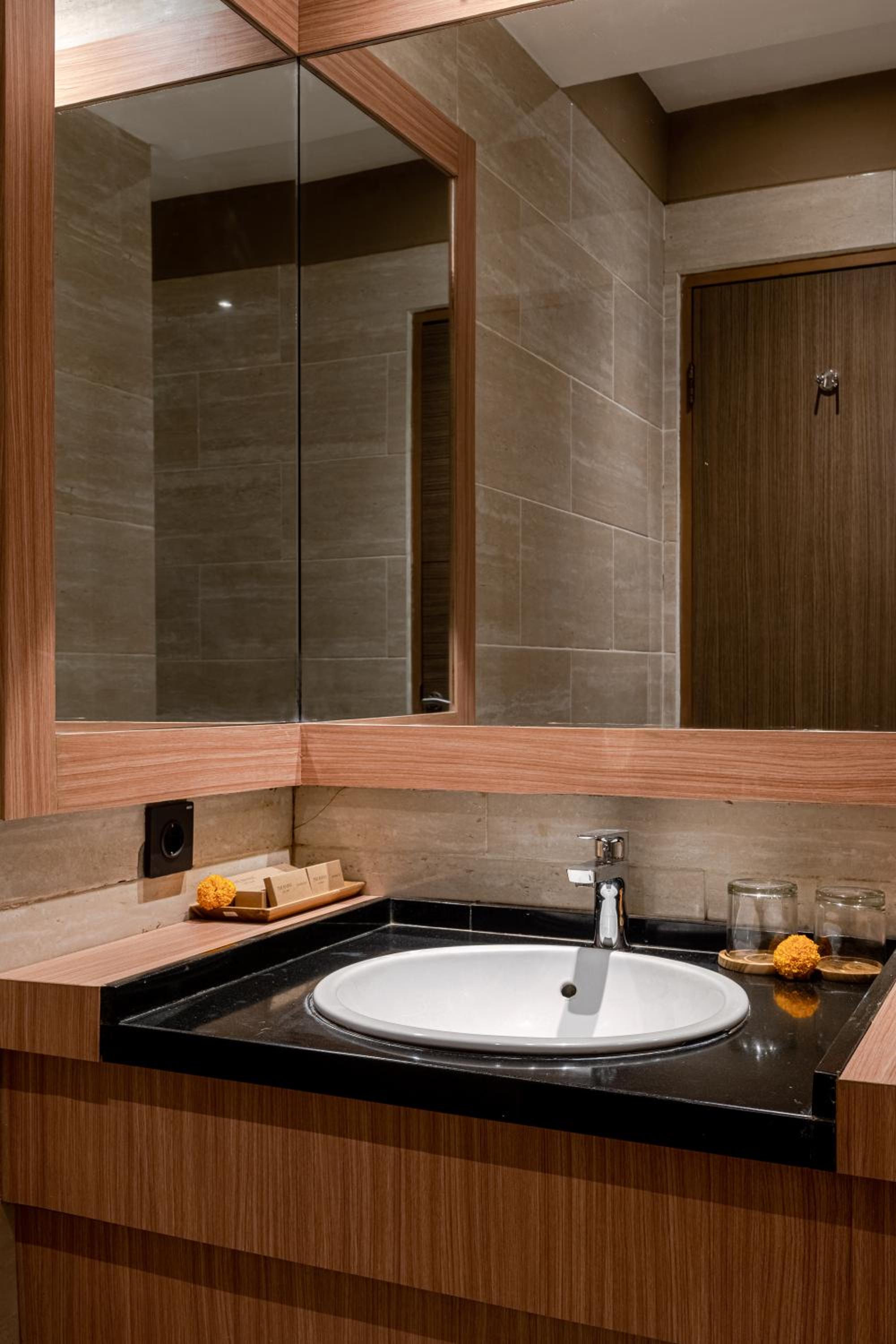Suite with Balcony - Photo 2