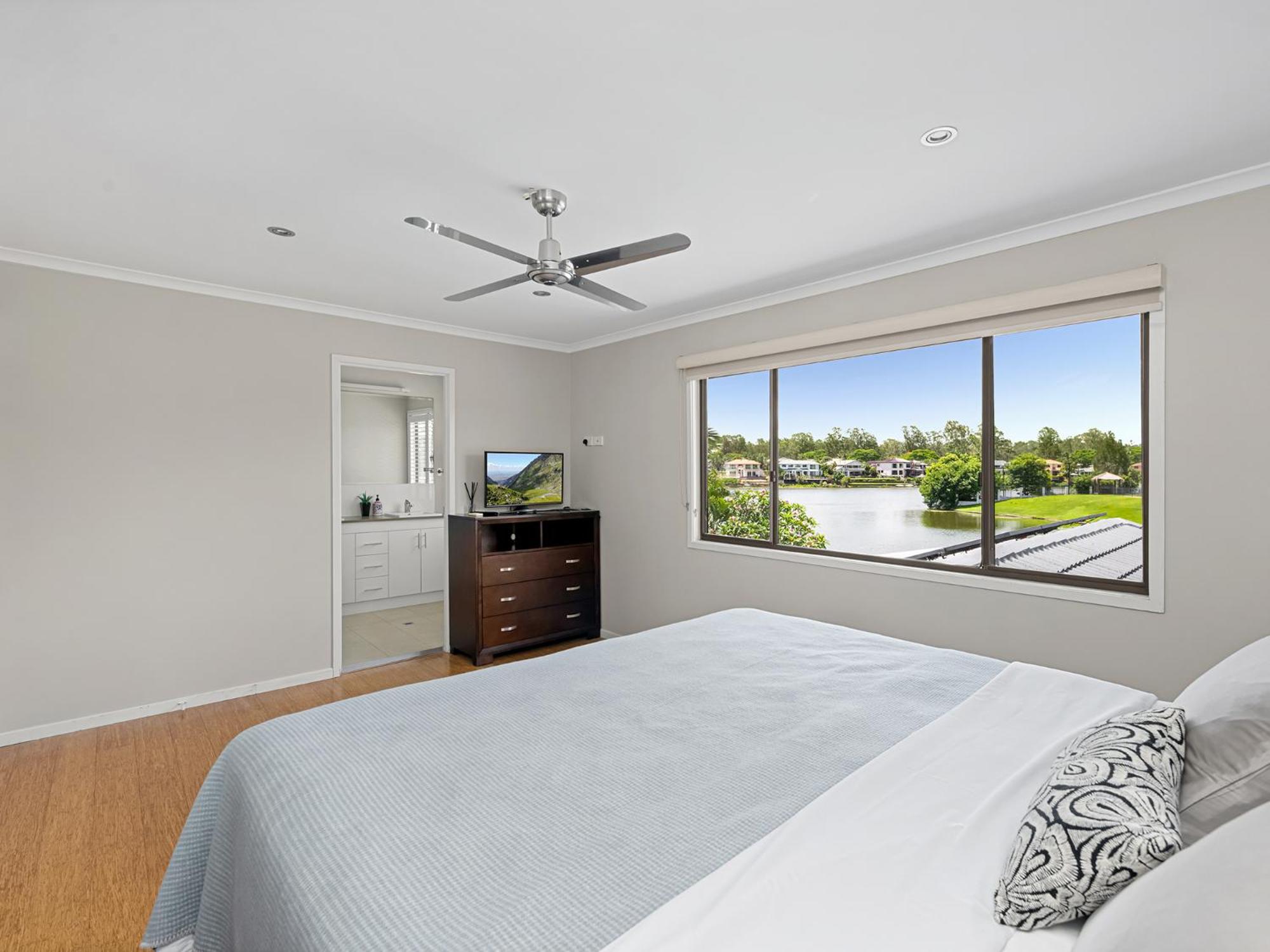 Five-Bedroom House photo 1