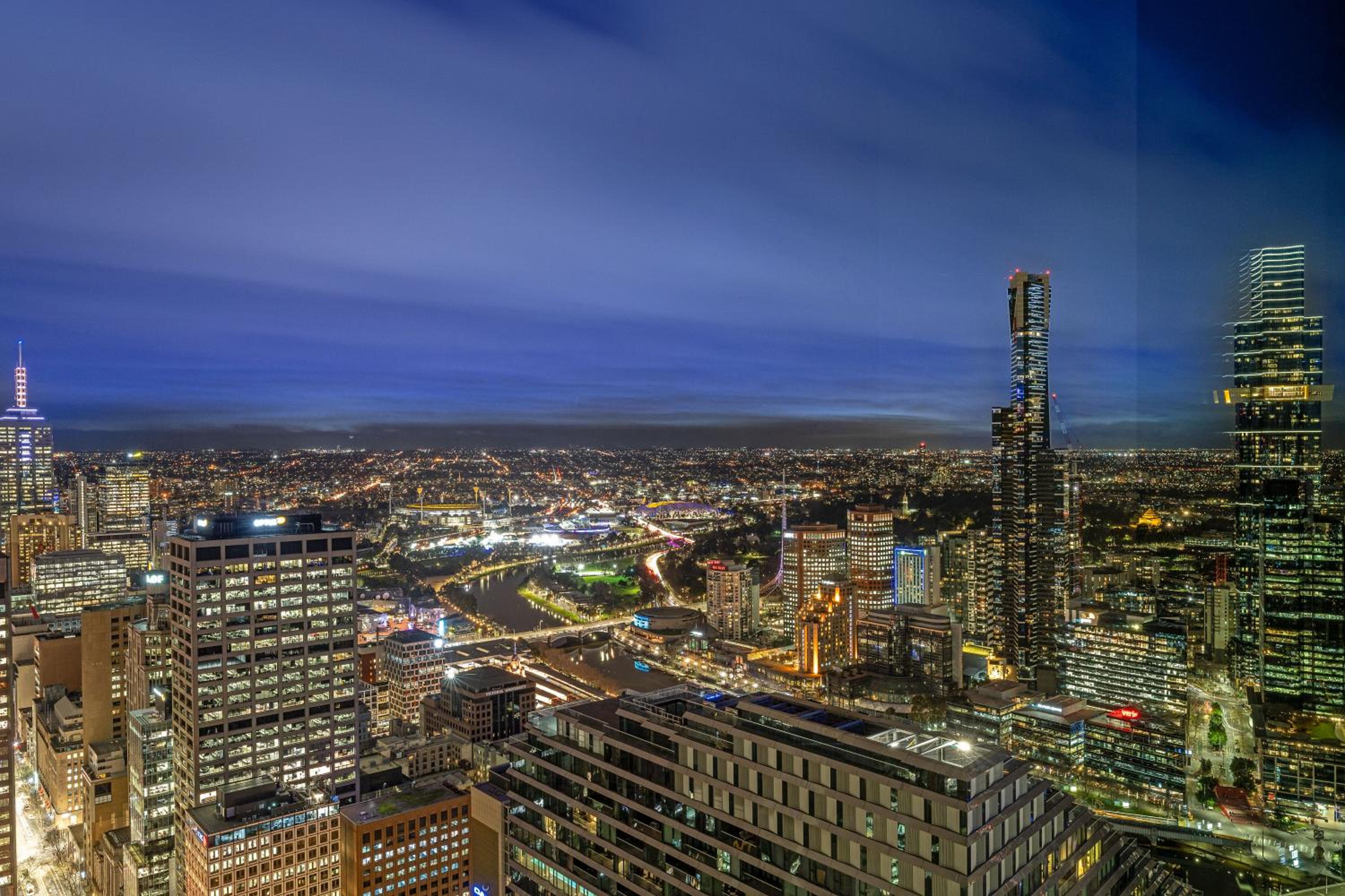 Three-Bedroom Three Bathroom City View Sub Penthouse Apartment