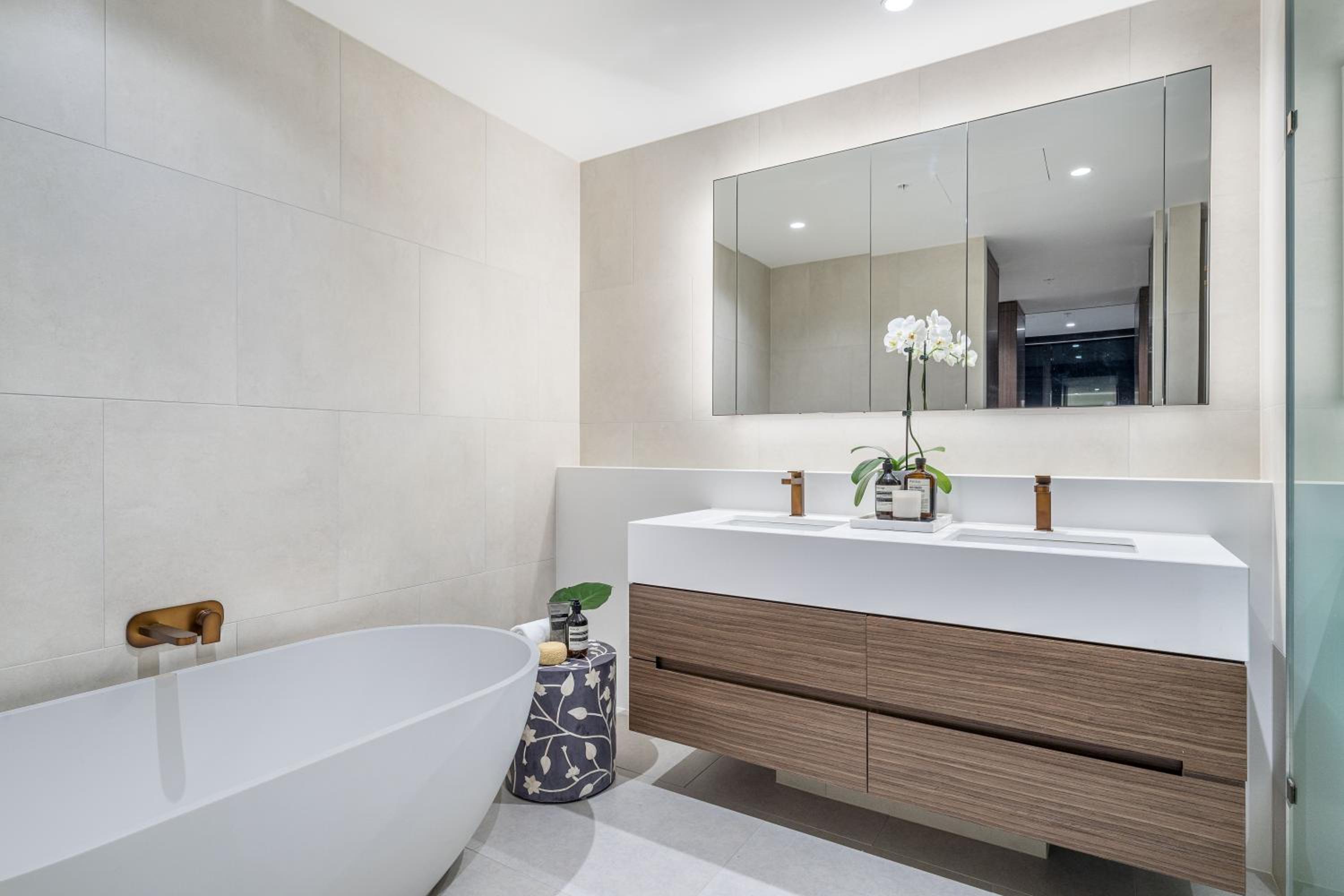 Three-Bedroom Three Bathroom City View Sub Penthouse Apartment thumbnail 5