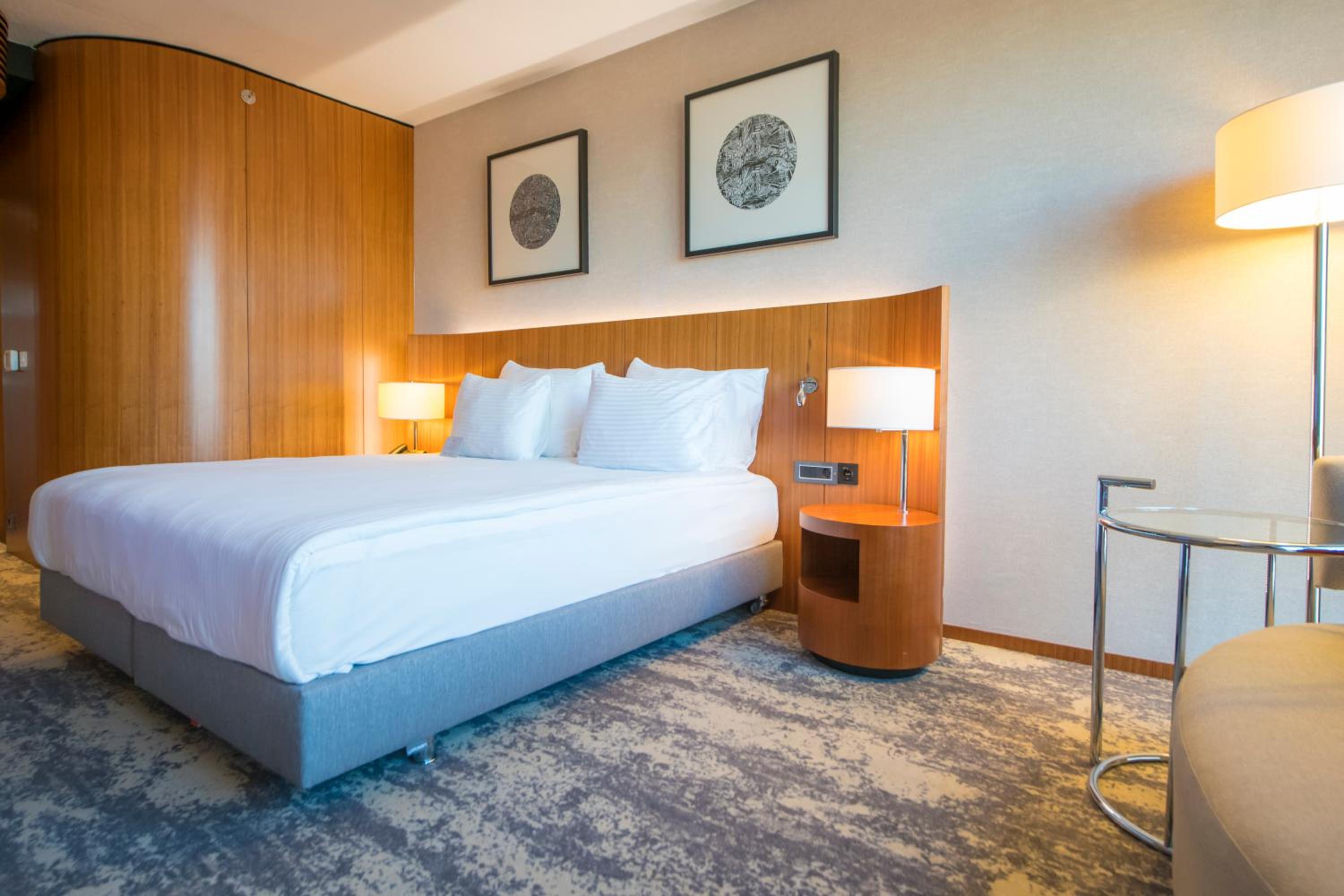 Standard King Room - Accessible photo 1