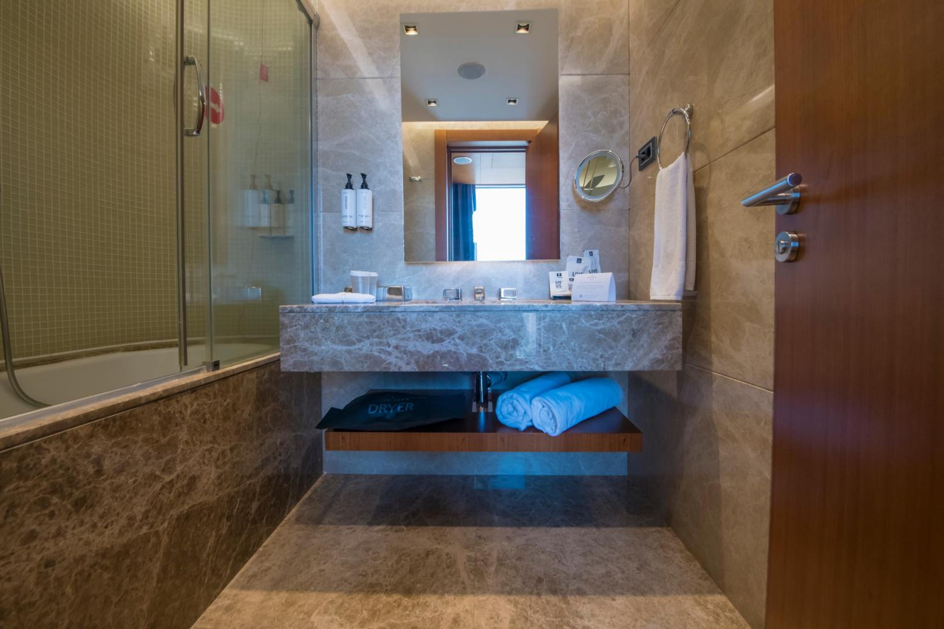 Junior King Suite photo 3