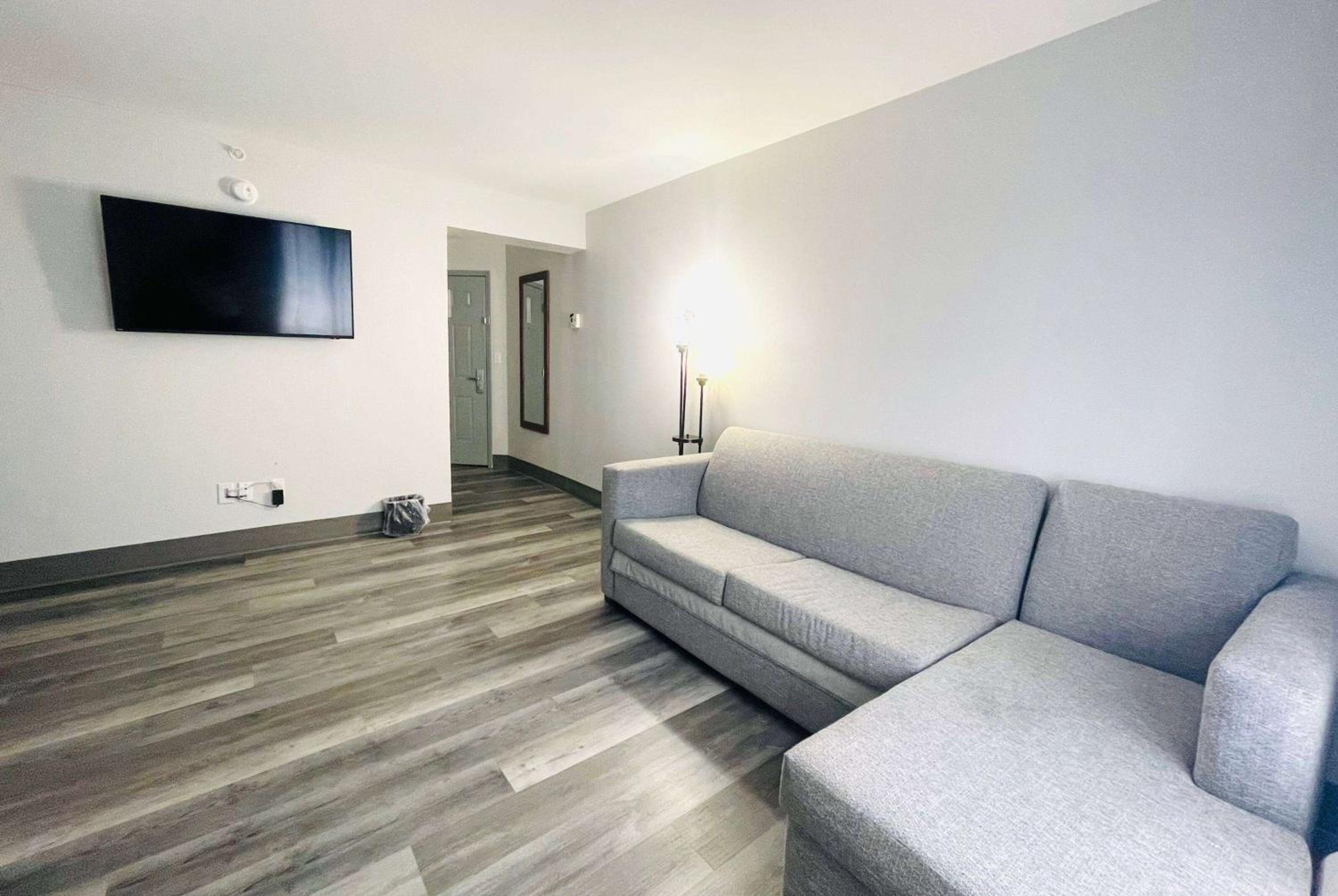 One-Bedroom Family King Suite - Non-Smoking - Photo 1