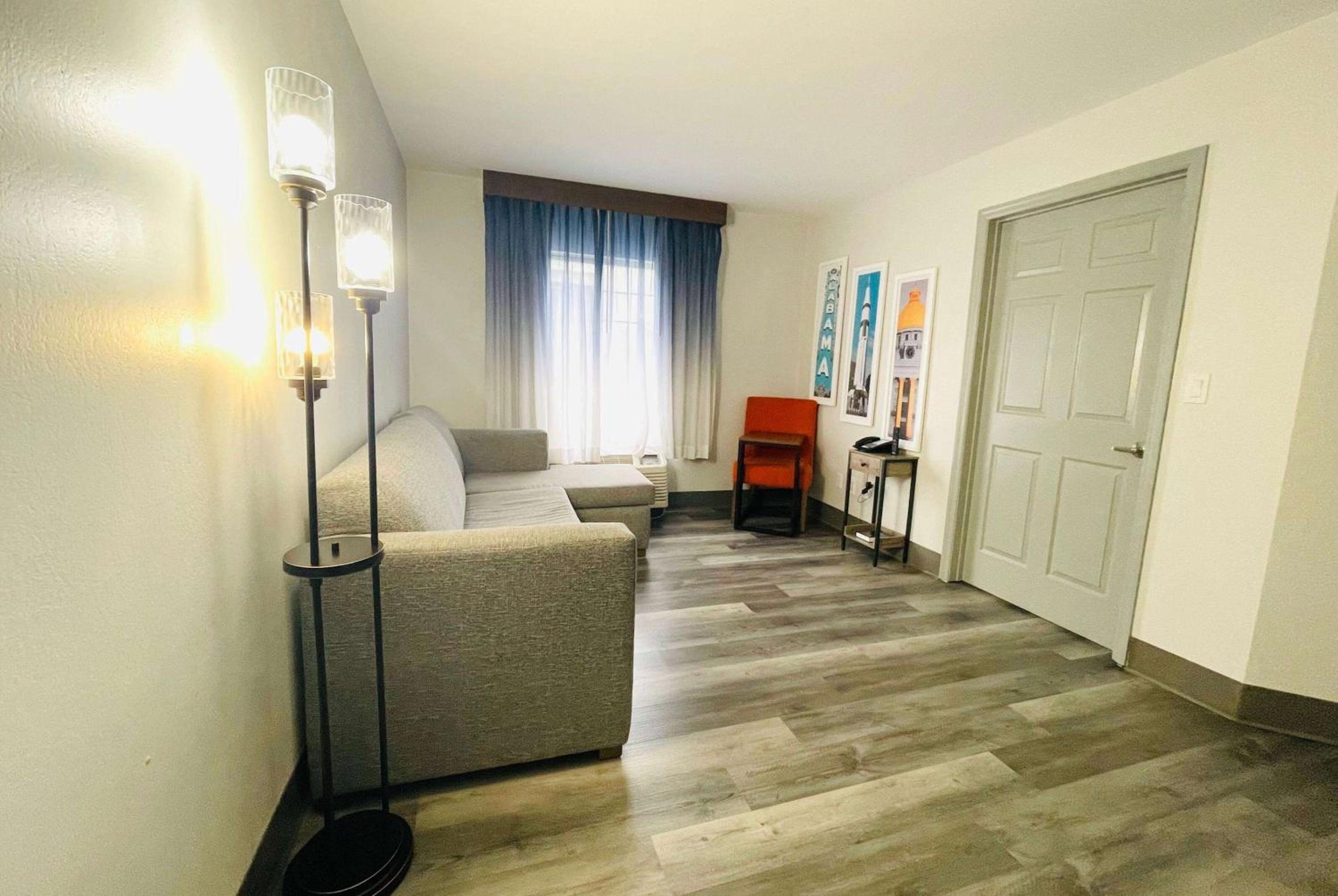 One-Bedroom Family King Suite - Non-Smoking - Photo 4