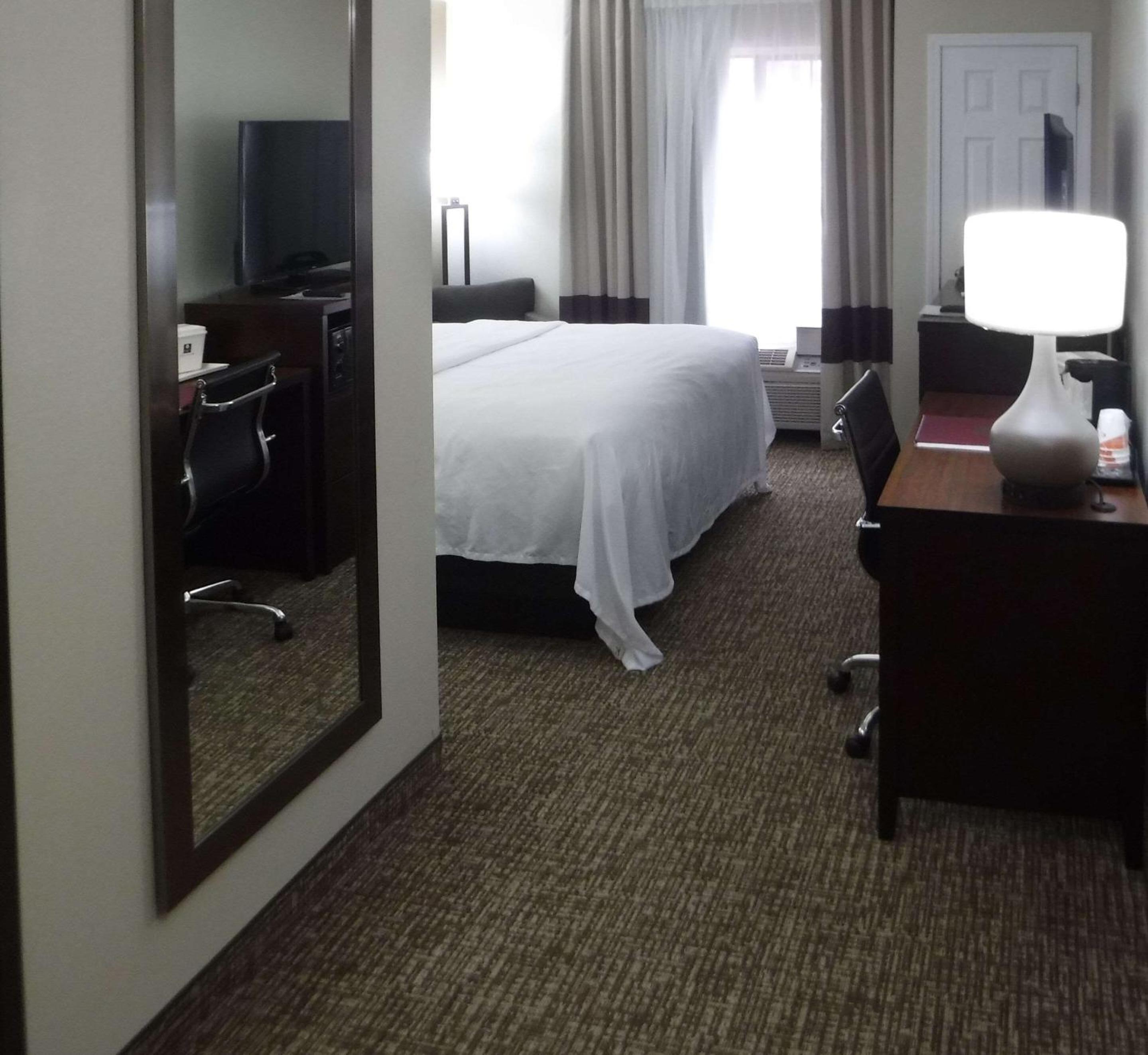 King Room with Roll-In Shower - Accessible/Non-Smoking - Photo 1