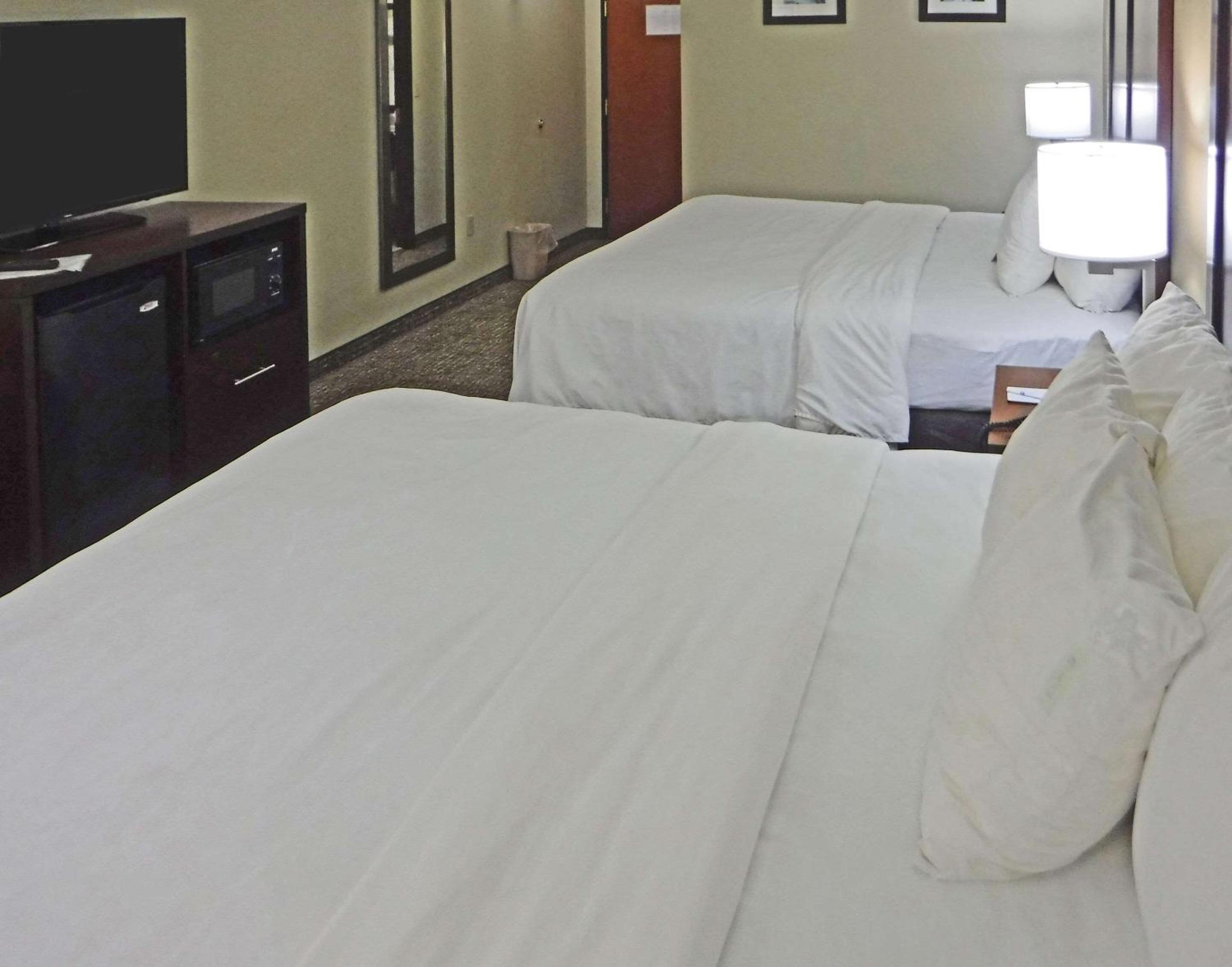 King Suite with Two King Beds - Non-Smoking - Photo 4
